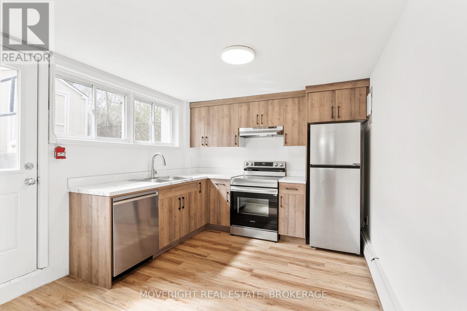 24 Ottawa Street, St. Catharines, Ontario  L2R 1Y9 - Photo 3 - X12724220