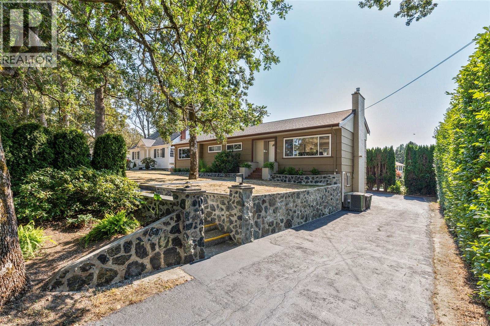 3944 Cedar Hill Cross Rd, Saanich, British Columbia  V8P 2N6 - Photo 56 - 1024003