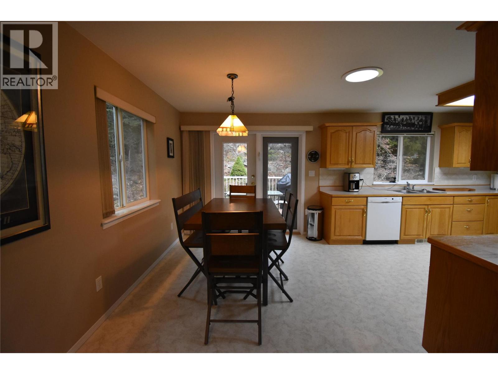 2748 10th Avenue, Castlegar, British Columbia  V1N 3A2 - Photo 5 - 10373355