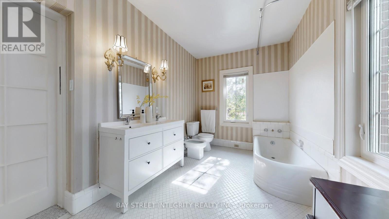 184 Heath Street W, Toronto, Ontario  M4V 1V2 - Photo 15 - C12724126