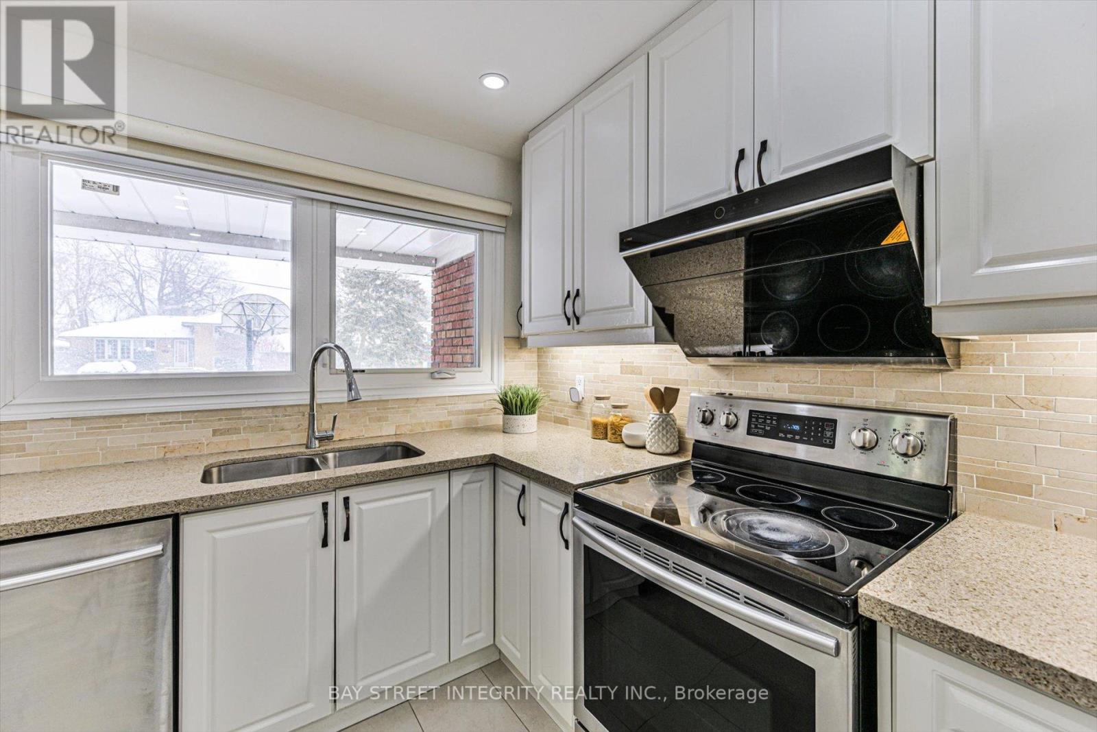 16 Shaunavon Heights Crescent, Toronto, Ontario  M3A 2P4 - Photo 15 - C12724170