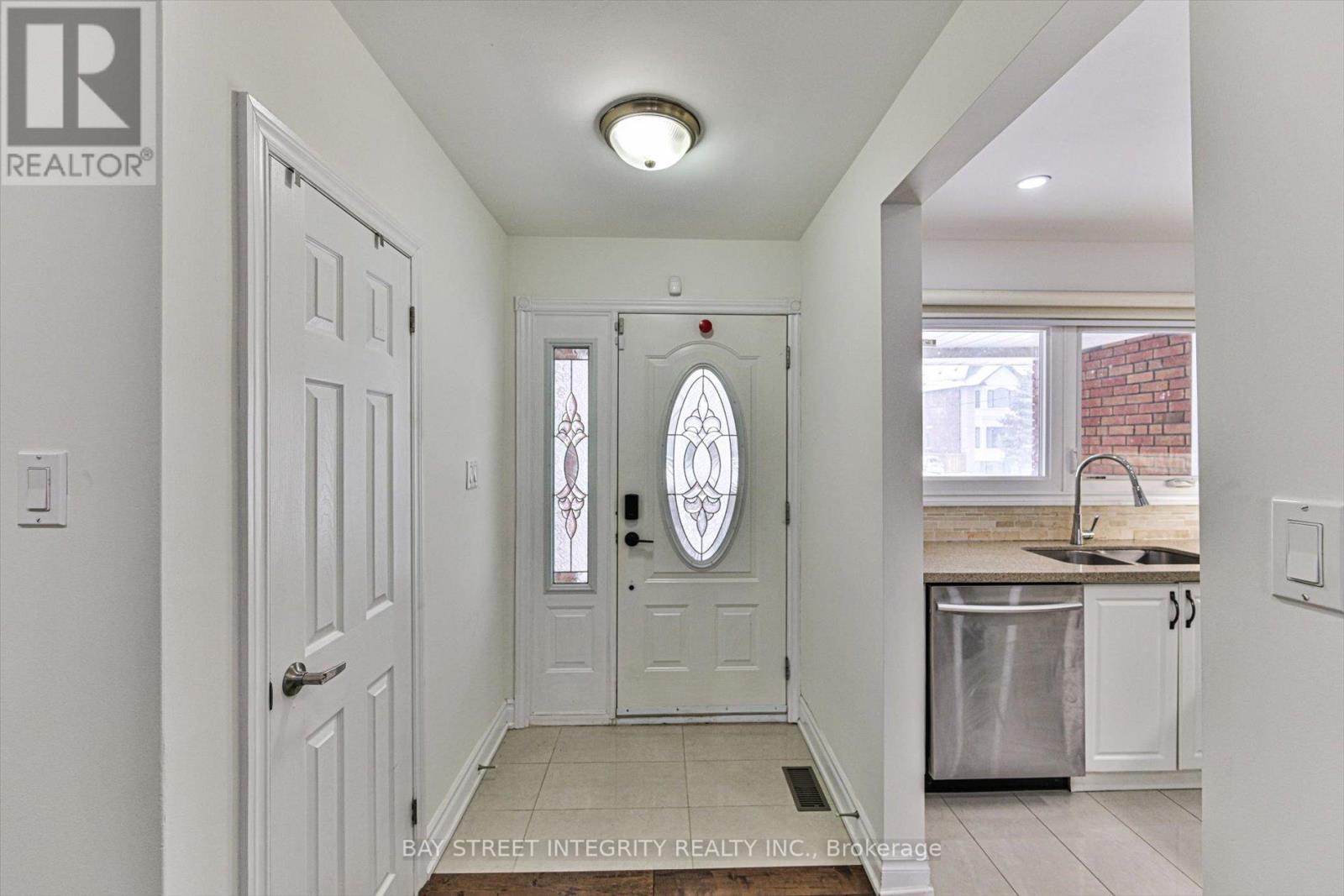 16 Shaunavon Heights Crescent, Toronto, Ontario  M3A 2P4 - Photo 3 - C12724170