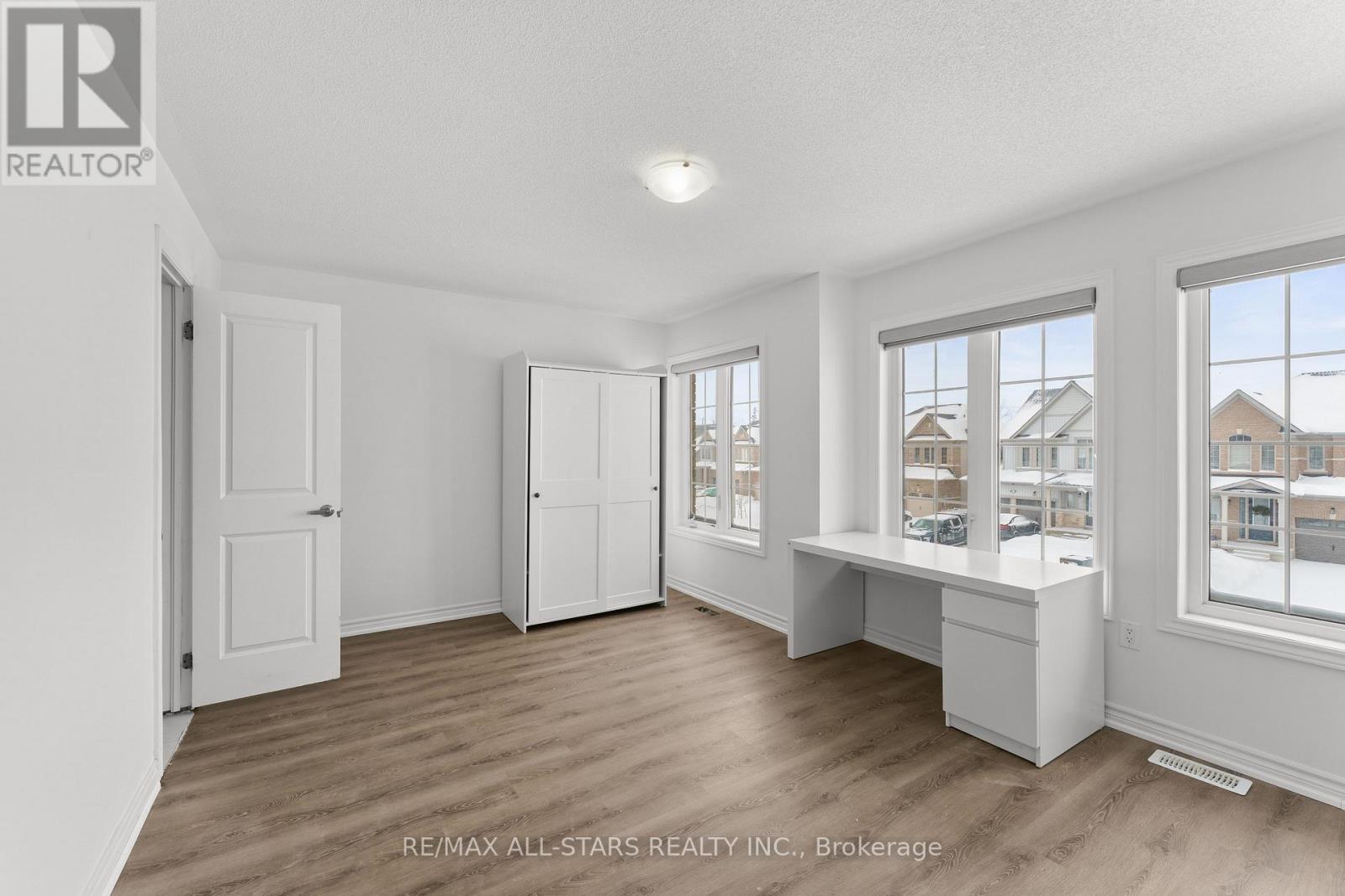 19 Hennessey Crescent, Kawartha Lakes, Ontario  K9V 0P2 - Photo 15 - X12723920