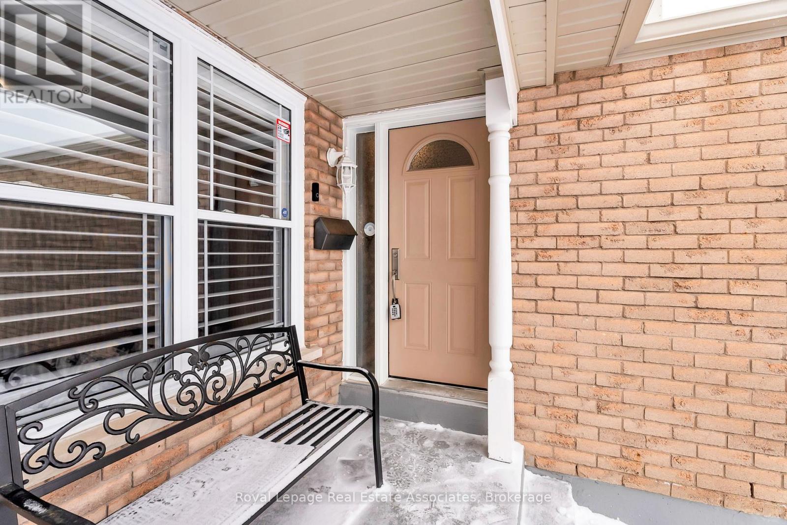 20 Jeremy Place, Brampton, Ontario  L6S 5K6 - Photo 4 - W12724134