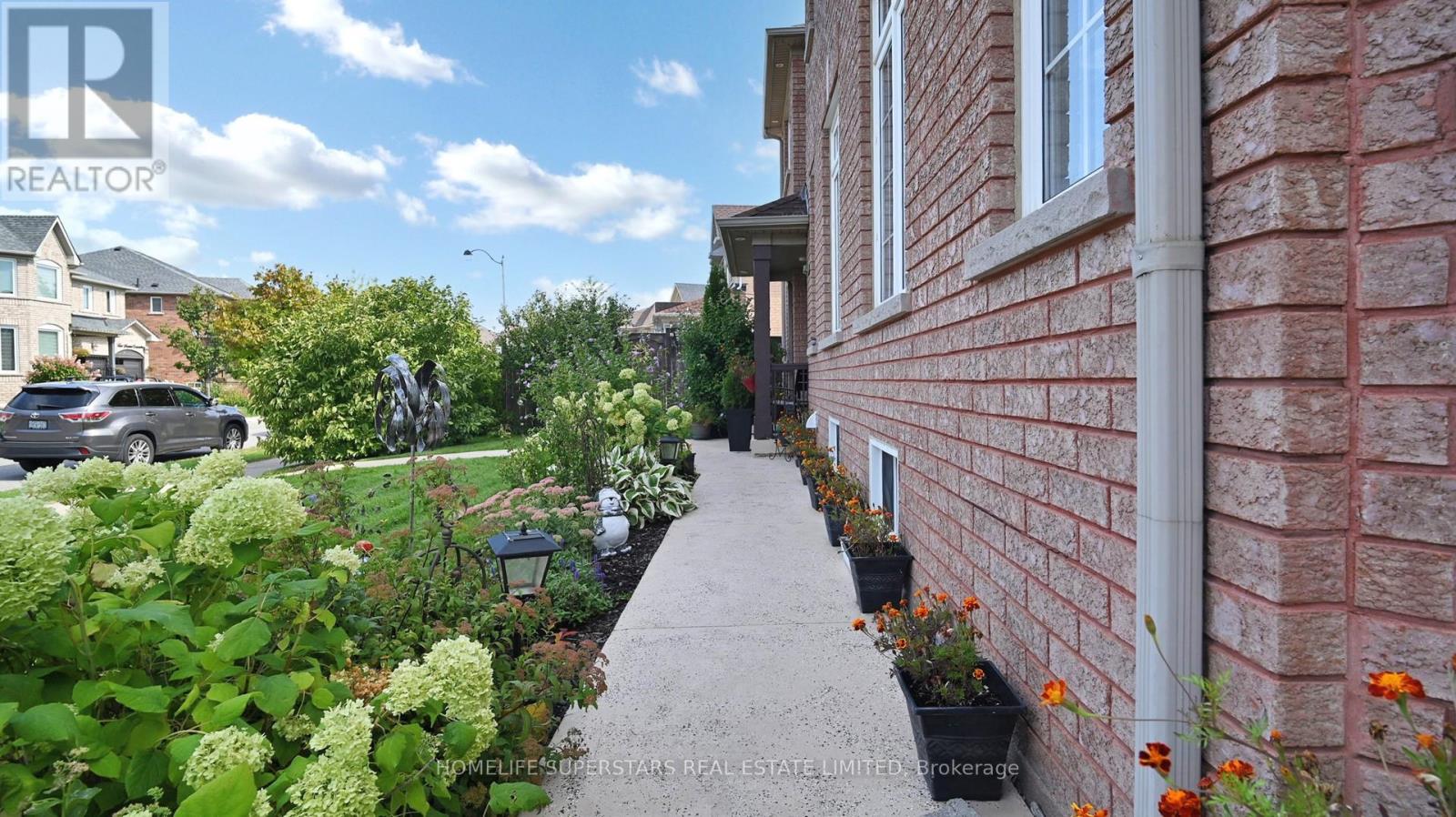 57 Quailvalley Drive, Brampton, Ontario  L6R 0N7 - Photo 4 - W12724260