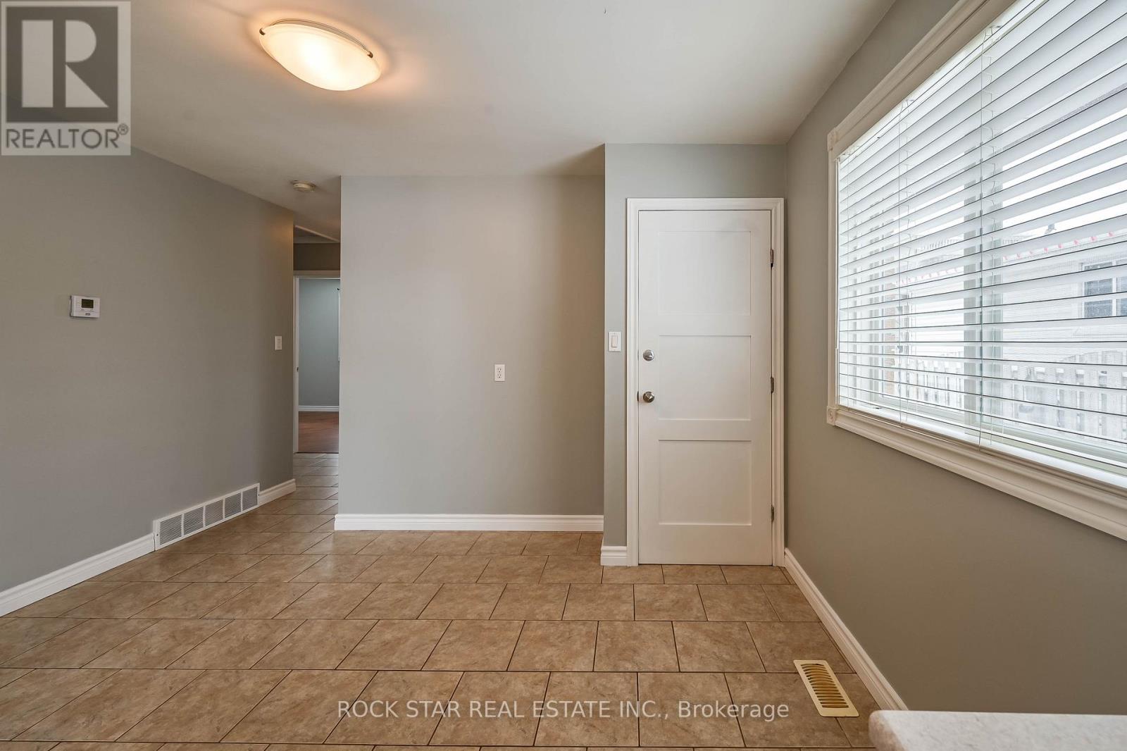 Unknown Address, ,     - Photo 5 - X12724178