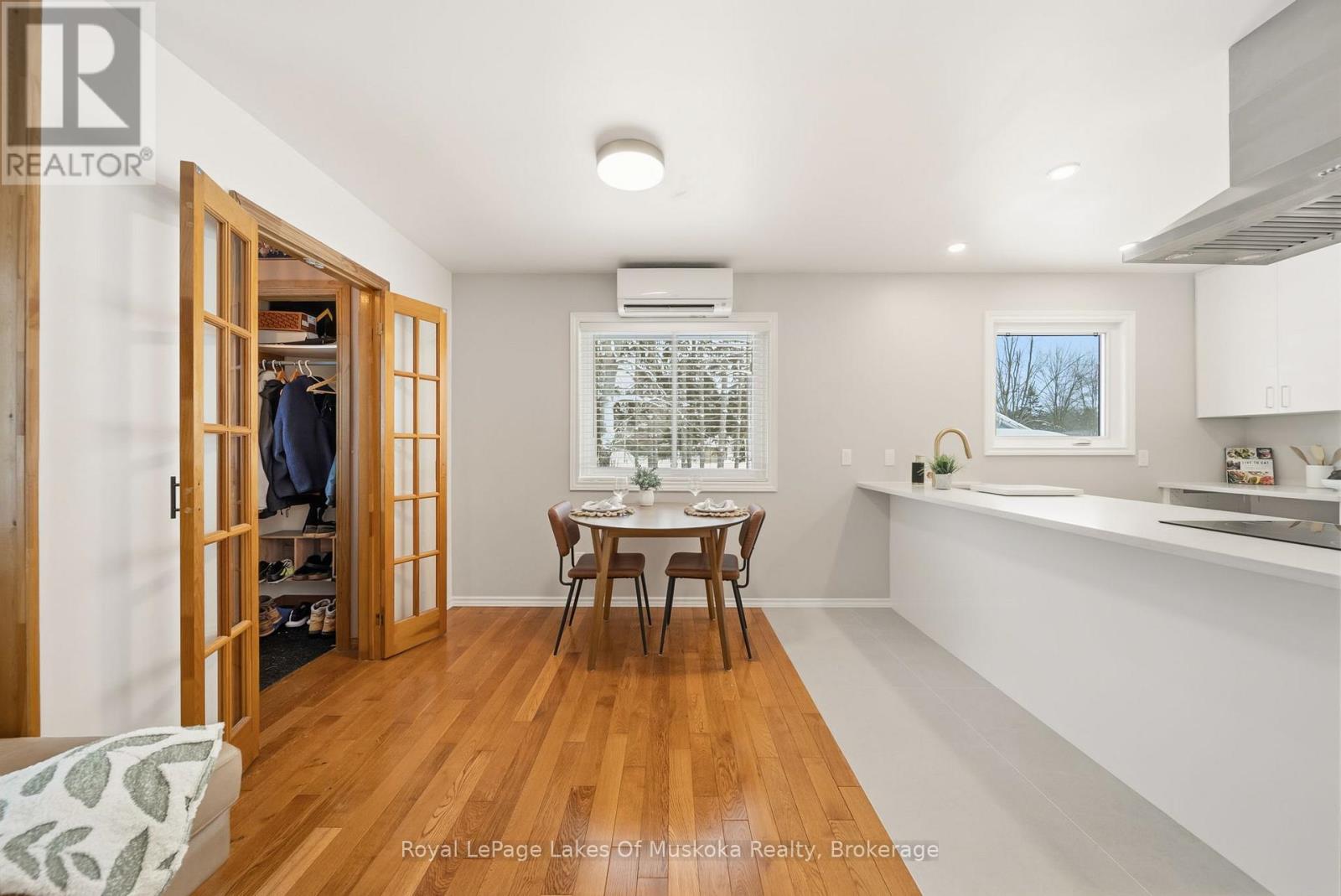 8020 Park Lane Crescent, Ramara, Ontario  L0K 2B0 - Photo 3 - S12724332