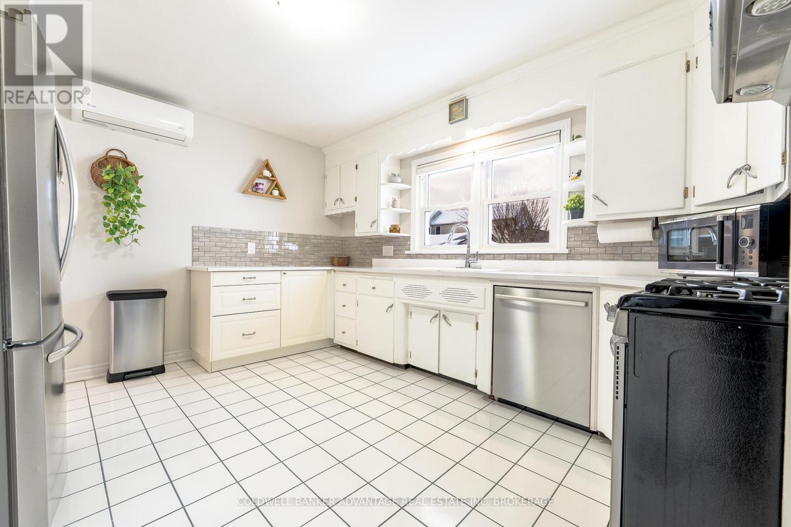 52 Oak Street, Port Colborne, Ontario  L3K 4S6 - Photo 3 - X12724316