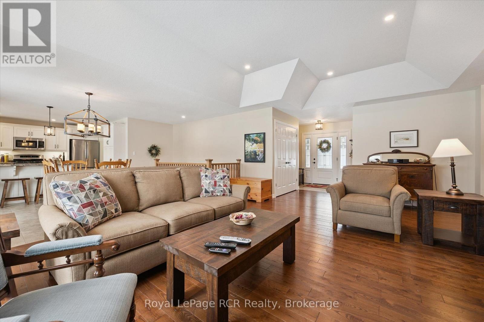 10 Sparberry Street W, Southgate, Ontario N0G 2L0 - Photo 5 - X12721554