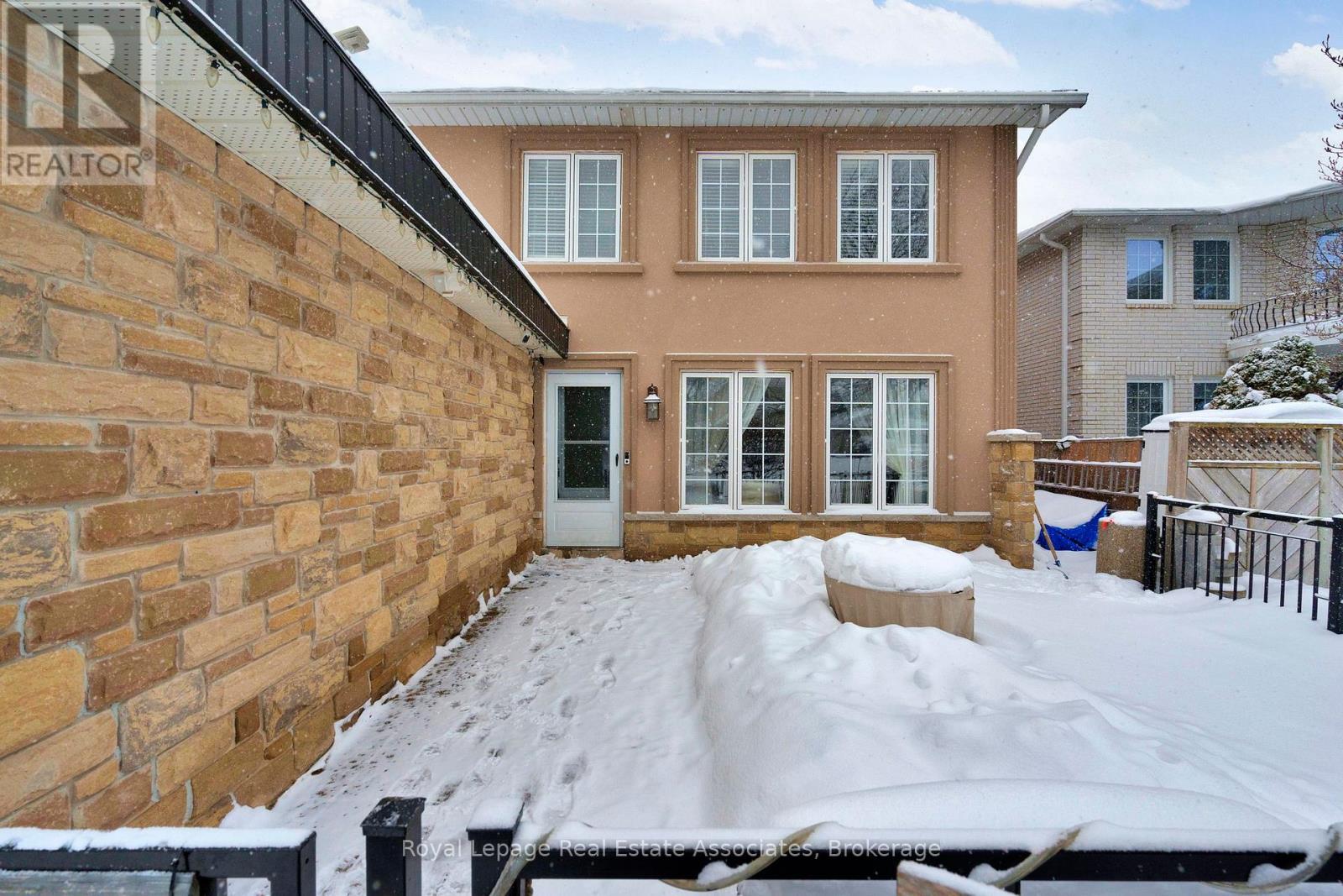 23 Madrid Crescent, Brampton, Ontario  L6S 2X5 - Photo 3 - W12724322