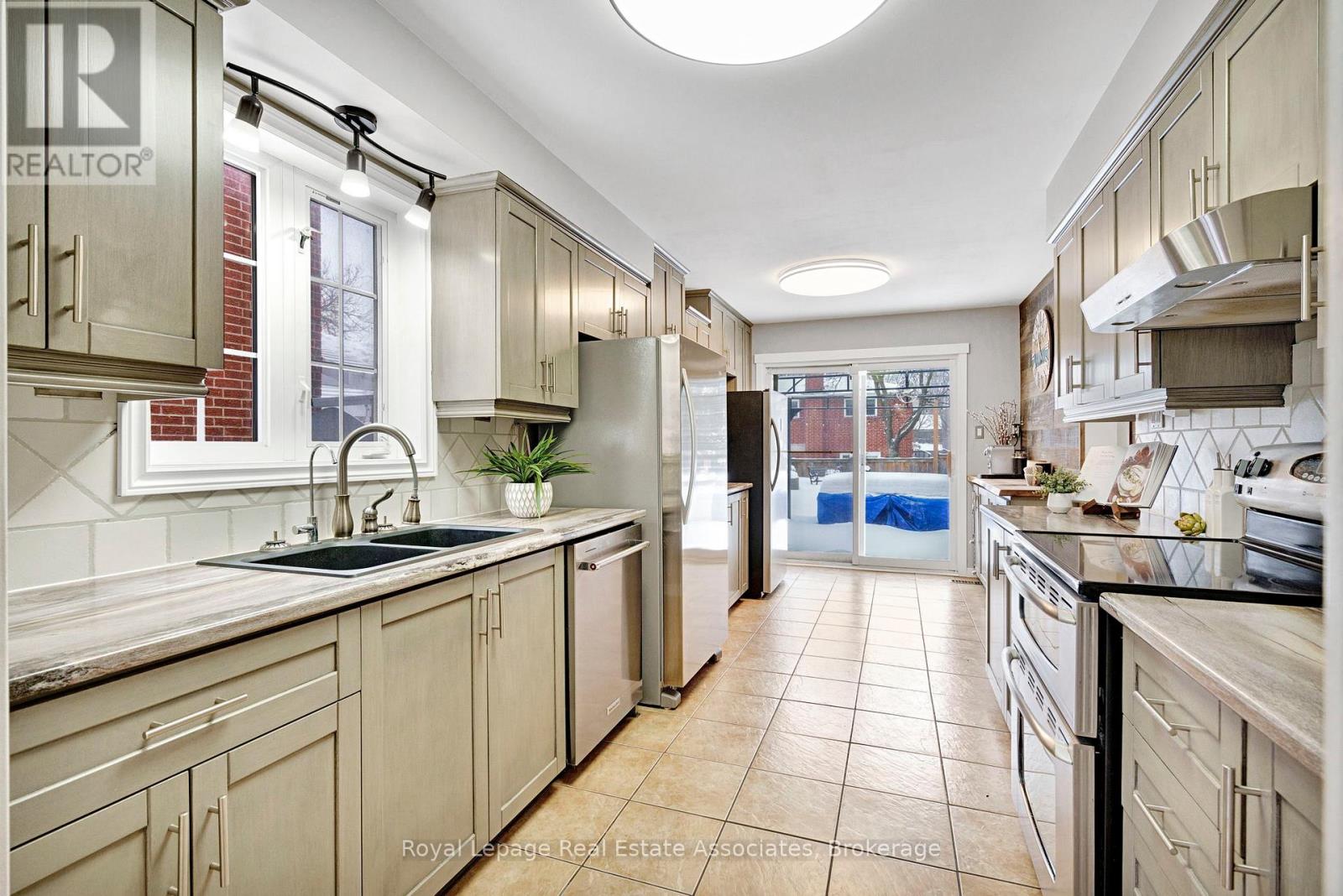 23 Madrid Crescent, Brampton, Ontario  L6S 2X5 - Photo 7 - W12724322