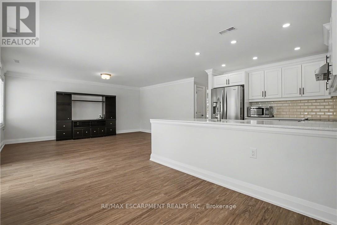 17 Monsignor Henkey Terrace, Hamilton, Ontario  L9B 2M2 - Photo 11 - X12724304