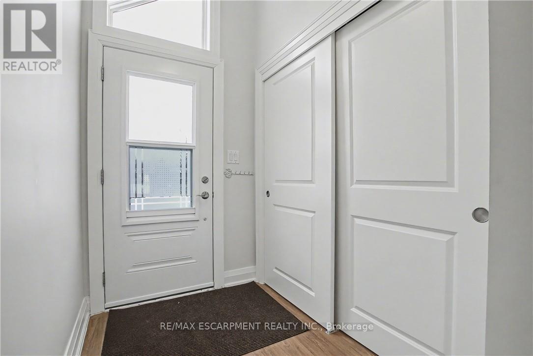 17 Monsignor Henkey Terrace, Hamilton, Ontario  L9B 2M2 - Photo 4 - X12724304