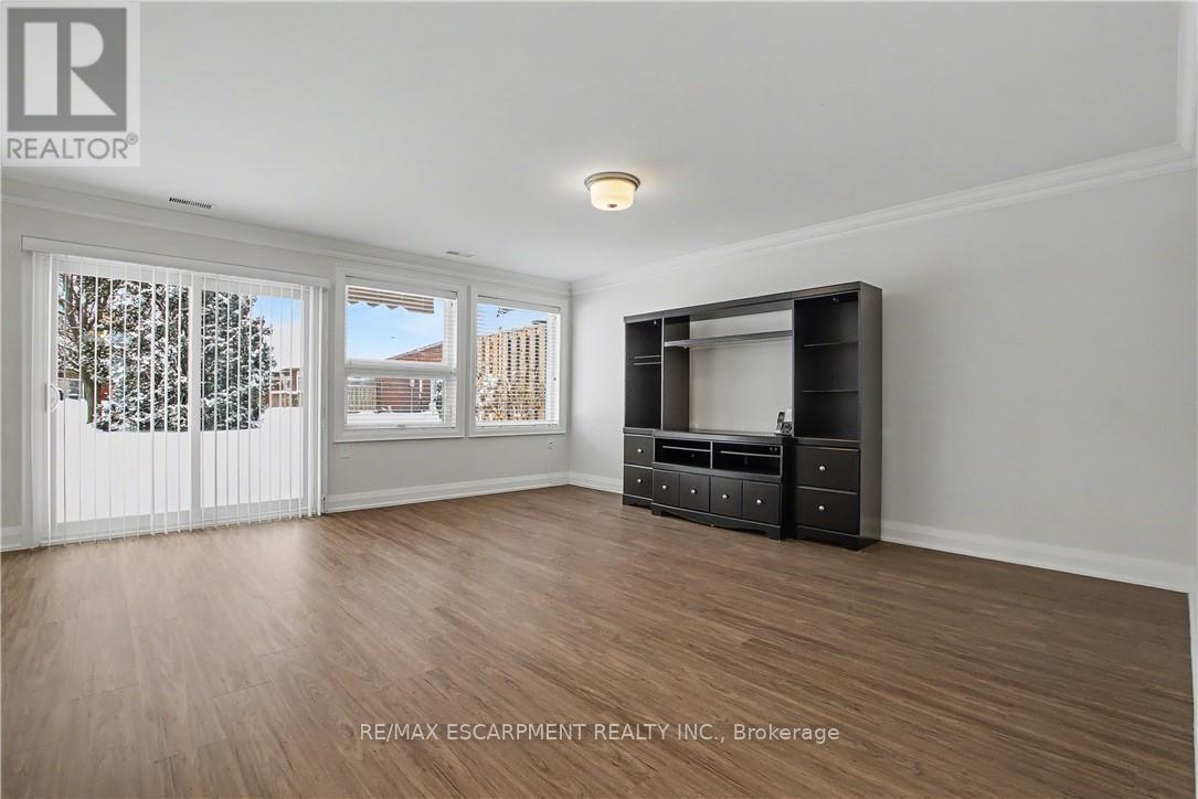 17 Monsignor Henkey Terrace, Hamilton, Ontario  L9B 2M2 - Photo 6 - X12724304