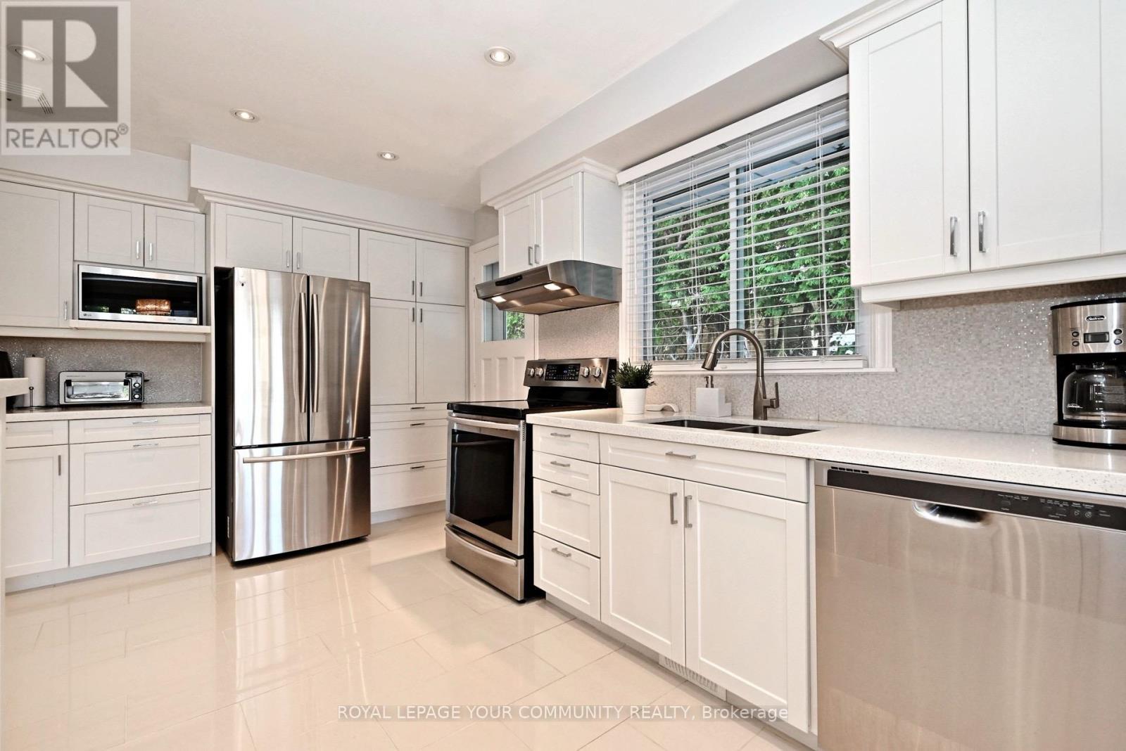 26 Kemano Road, Aurora, Ontario  L4G 2Y3 - Photo 9 - N12597974