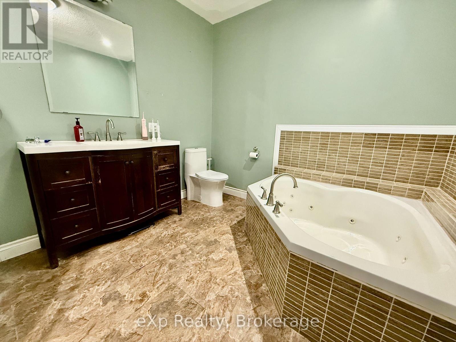 588 12th Avenue, Hanover, Ontario  N4N 2V6 - Photo 13 - X12724420
