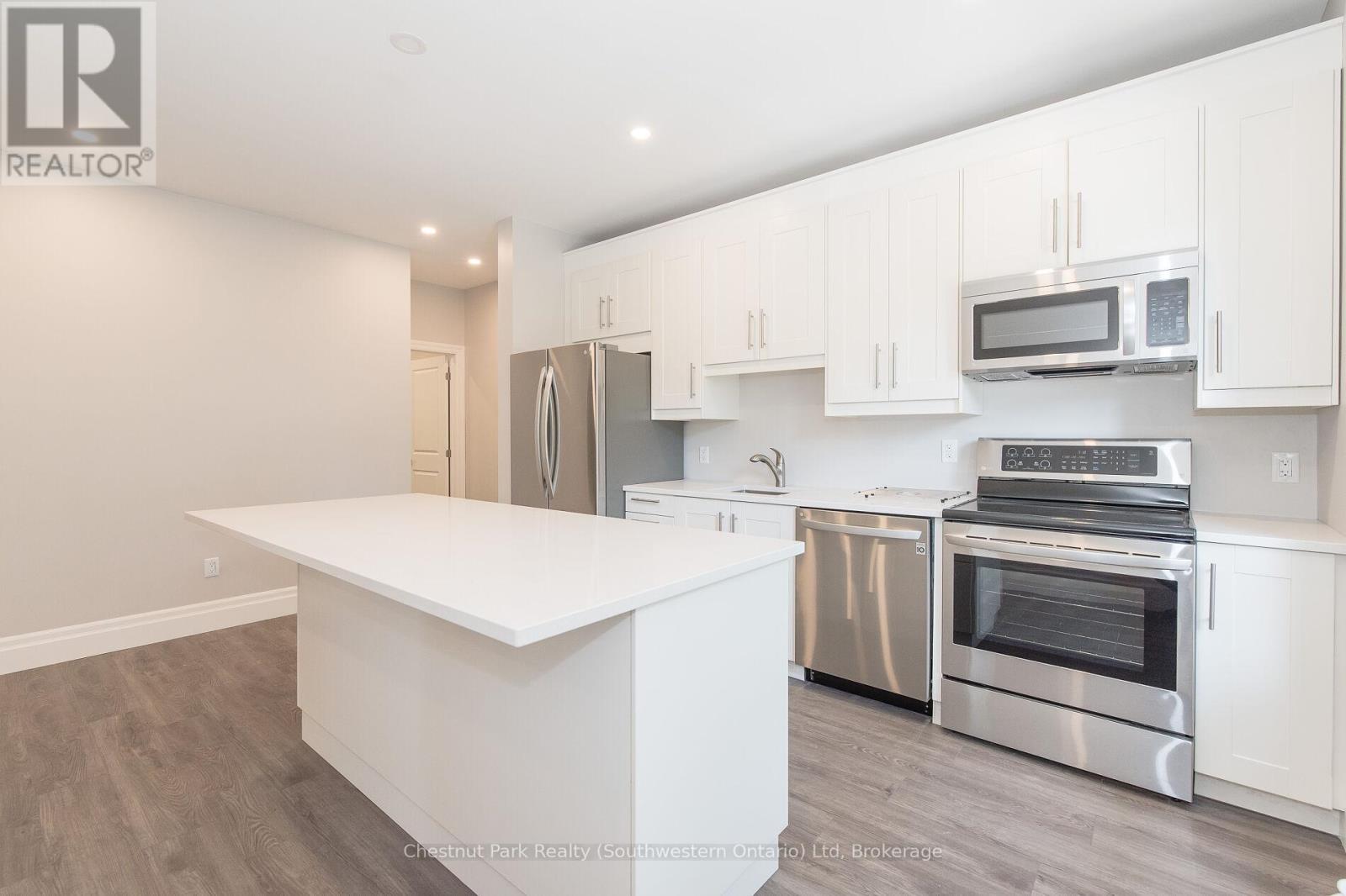 3 - 113 Young Street, Kitchener, Ontario  N2H 4Z2 - Photo 5 - X12724464