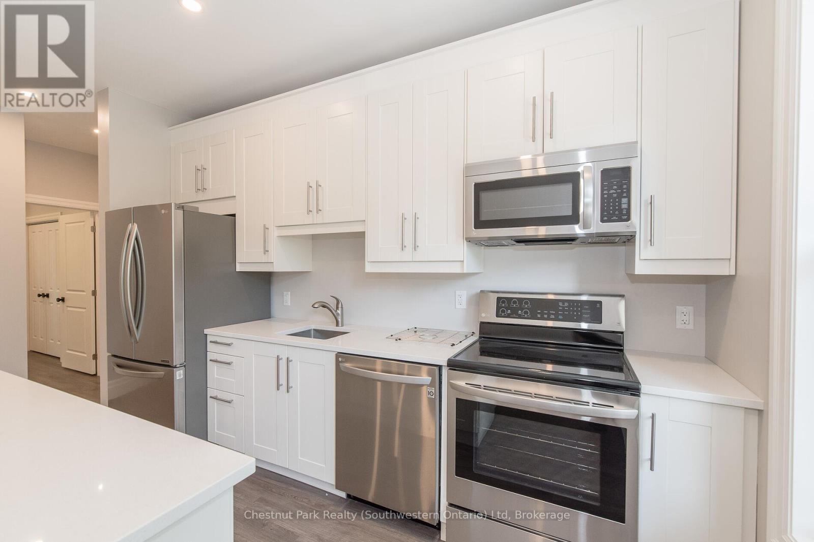 3 - 113 Young Street, Kitchener, Ontario  N2H 4Z2 - Photo 6 - X12724464