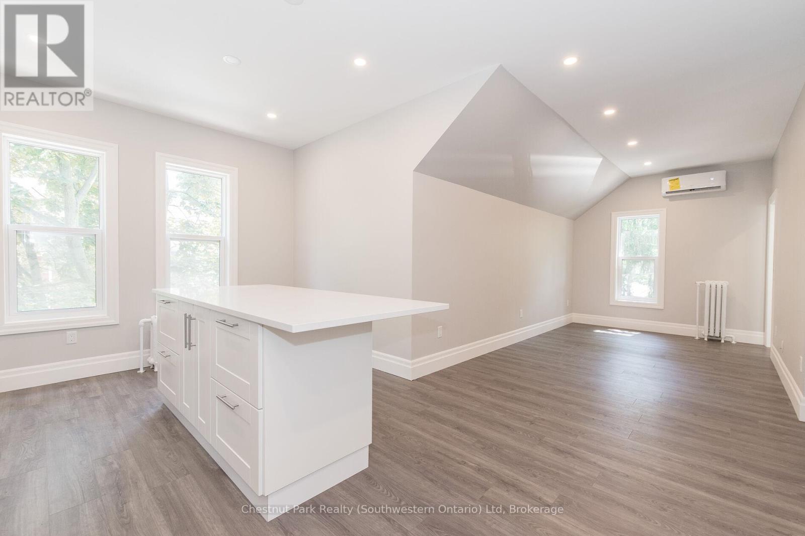 3 - 113 Young Street, Kitchener, Ontario  N2H 4Z2 - Photo 8 - X12724464