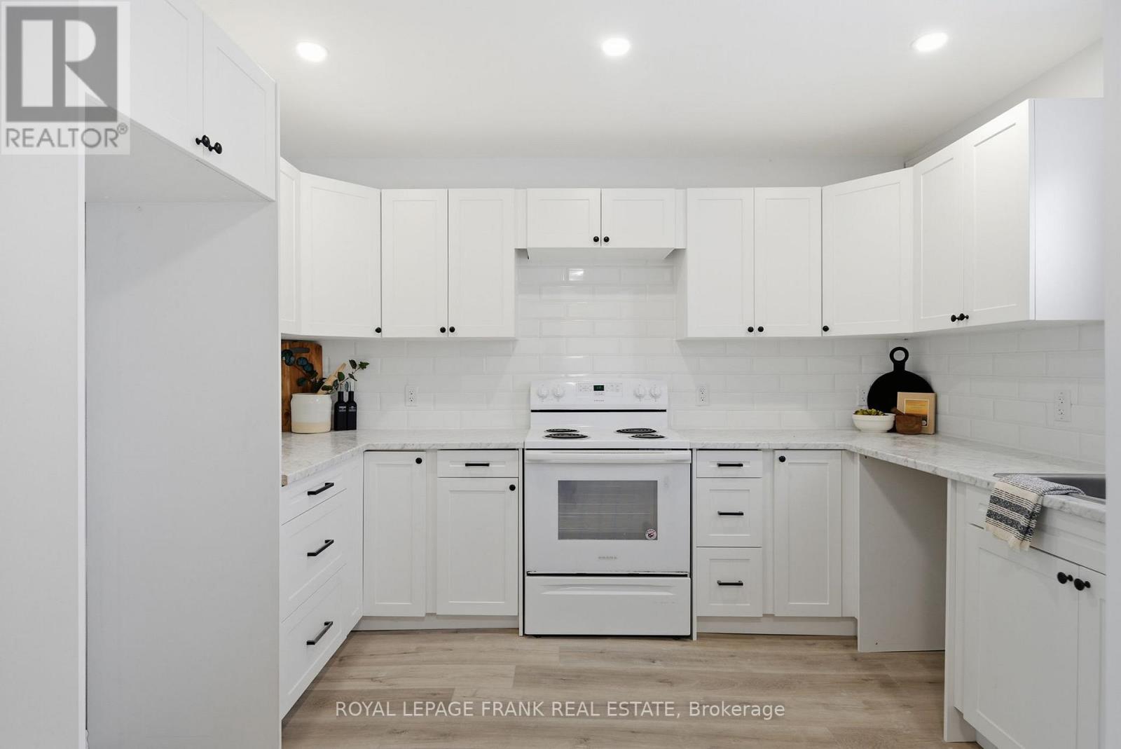 10 Elk Street, Kawartha Lakes, Ontario  K0M 1L0 - Photo 11 - X12724554