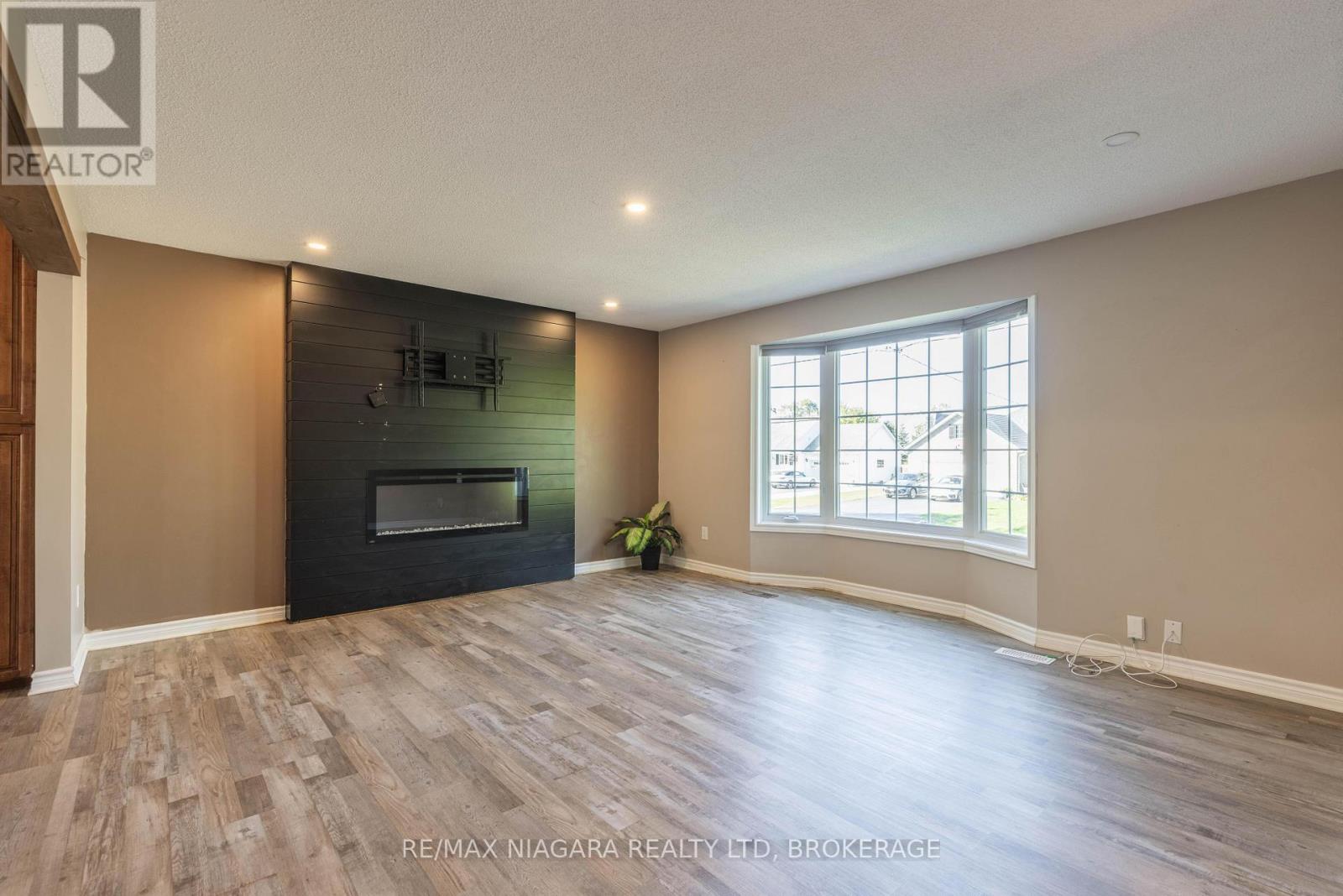 44 Maple Leaf Avenue S, Fort Erie, Ontario  L0S 1N0 - Photo 9 - X12445063