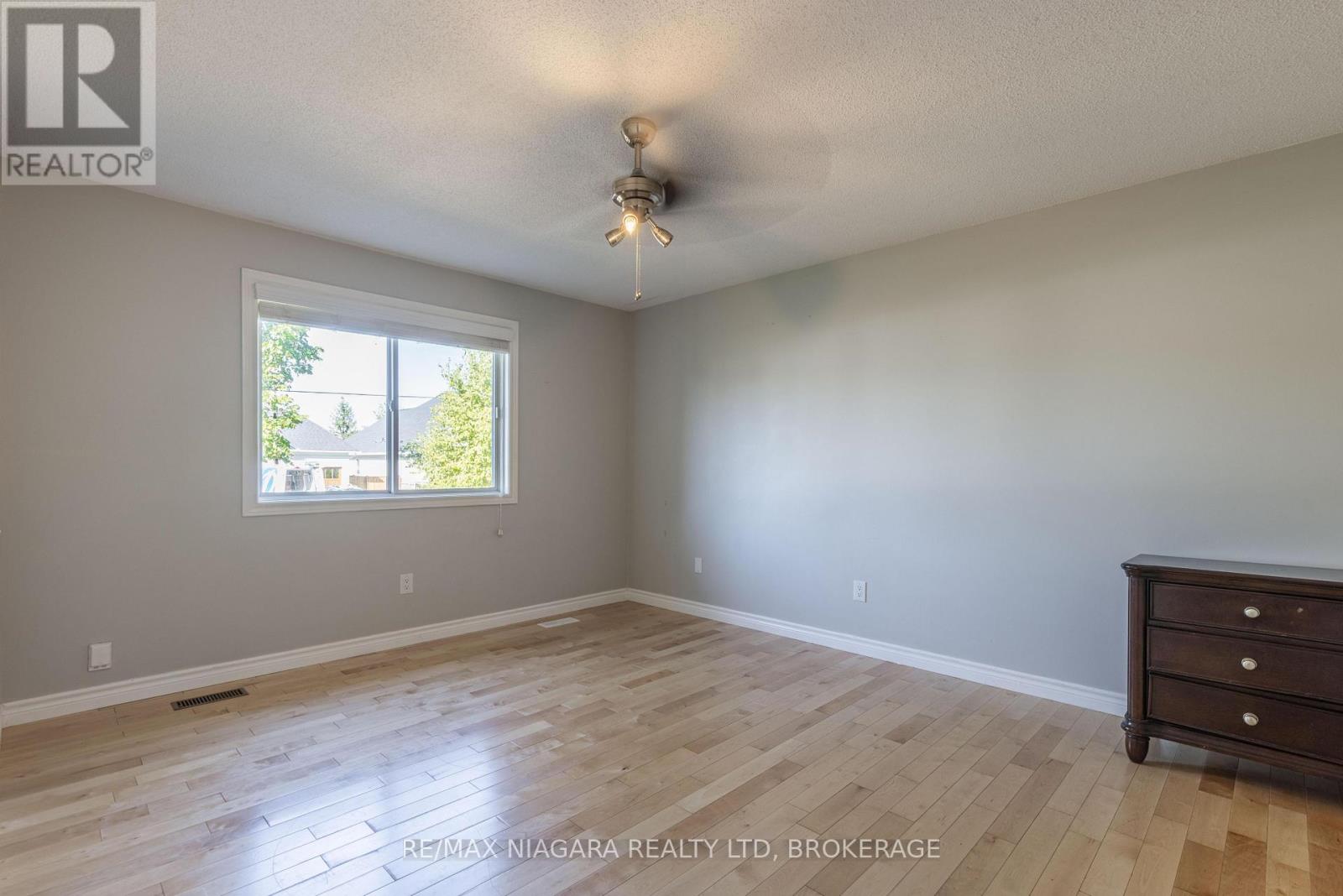 44 Maple Leaf Avenue S, Fort Erie, Ontario  L0S 1N0 - Photo 15 - X12445063