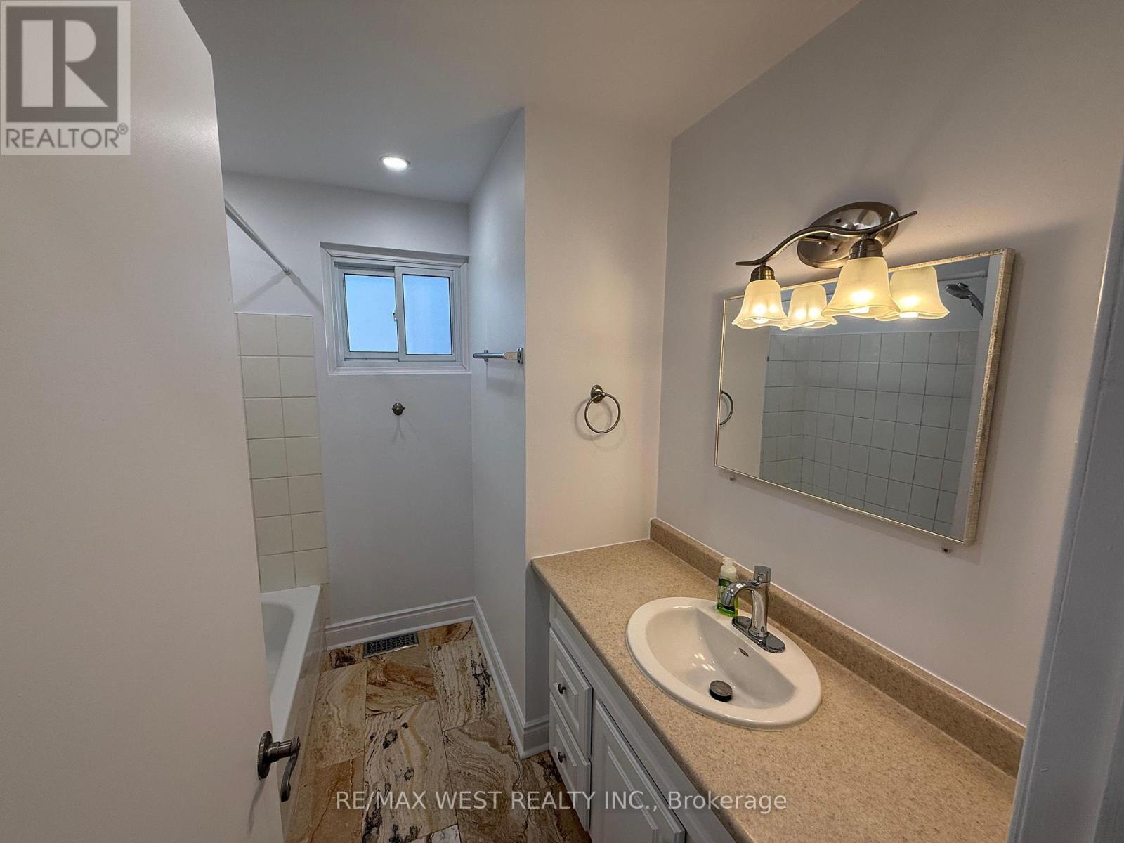 249 Hodgson Drive, Newmarket, Ontario  L3Y 1E3 - Photo 8 - N12458686