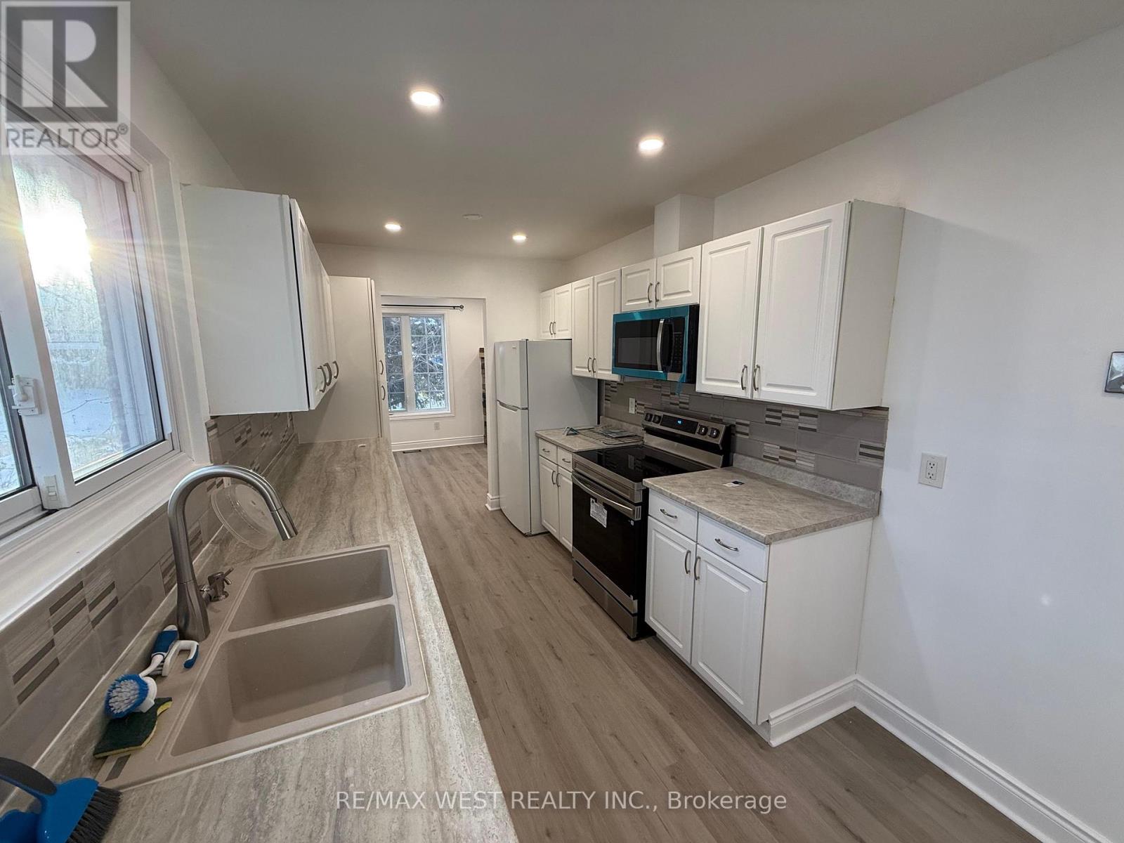 249 Hodgson Drive, Newmarket, Ontario  L3Y 1E3 - Photo 6 - N12458686