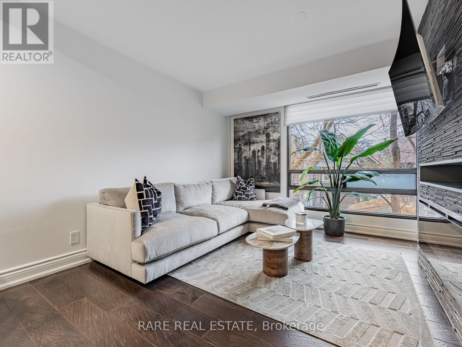 302 - 449 WALMER ROAD, Toronto, Ontario