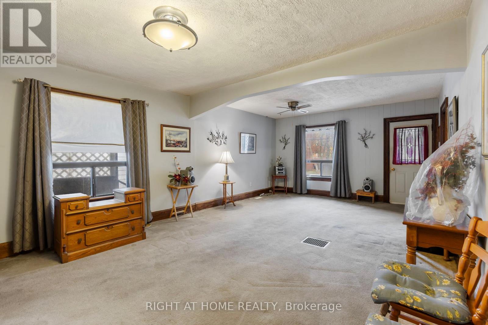 157 Park Road S, Oshawa, Ontario  L1J 4H1 - Photo 3 - E12724518