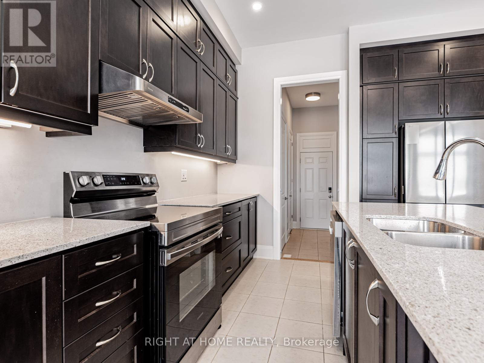 14 Berczy Manor Crescent, Markham, Ontario  L6C 3M2 - Photo 10 - N12724376