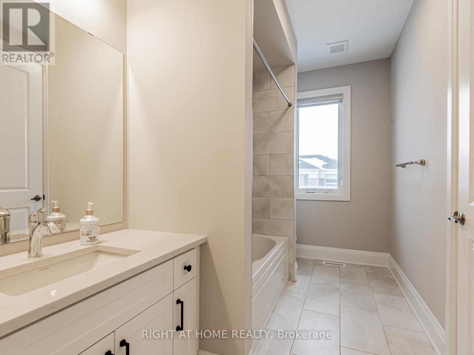 14 Berczy Manor Crescent, Markham, Ontario  L6C 3M2 - Photo 24 - N12724376