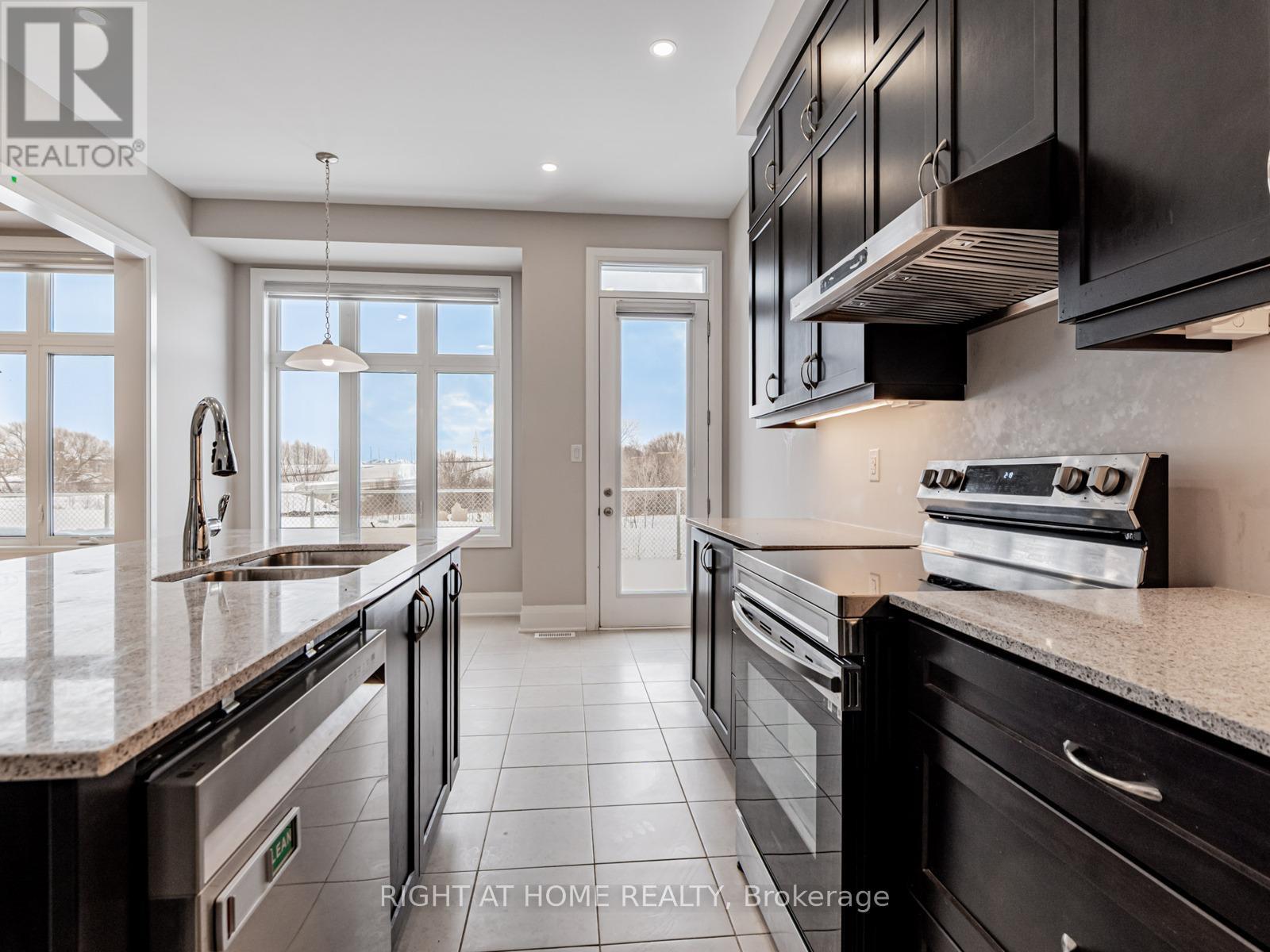 14 Berczy Manor Crescent, Markham, Ontario  L6C 3M2 - Photo 9 - N12724376