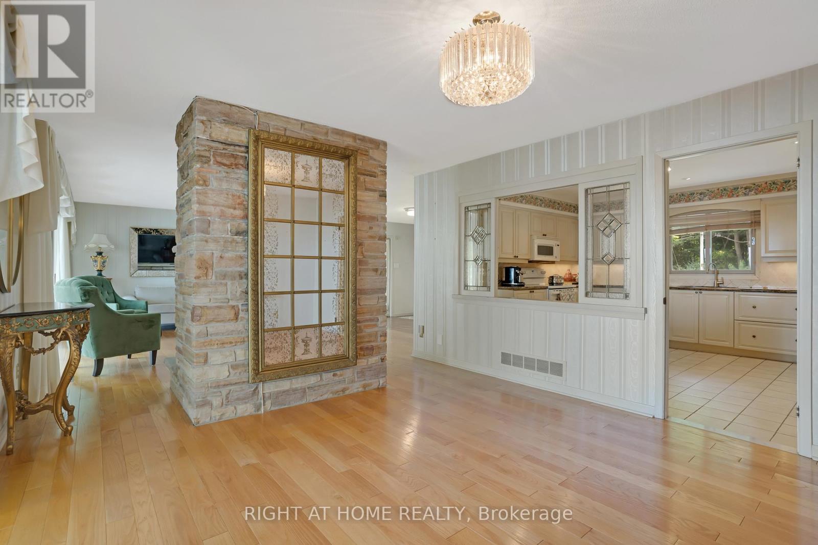 1360 Lakeshore Road W, Oakville, Ontario  L6L 1G2 - Photo 13 - W12457475