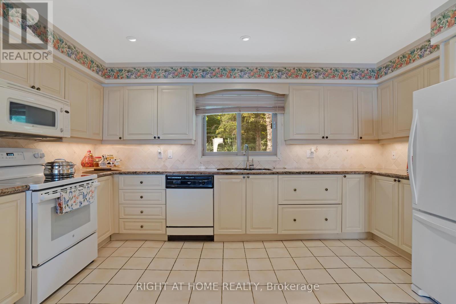 1360 Lakeshore Road W, Oakville, Ontario  L6L 1G2 - Photo 15 - W12457475