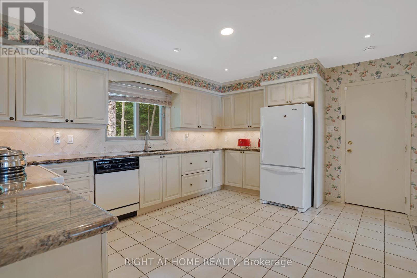 1360 Lakeshore Road W, Oakville, Ontario  L6L 1G2 - Photo 16 - W12457475