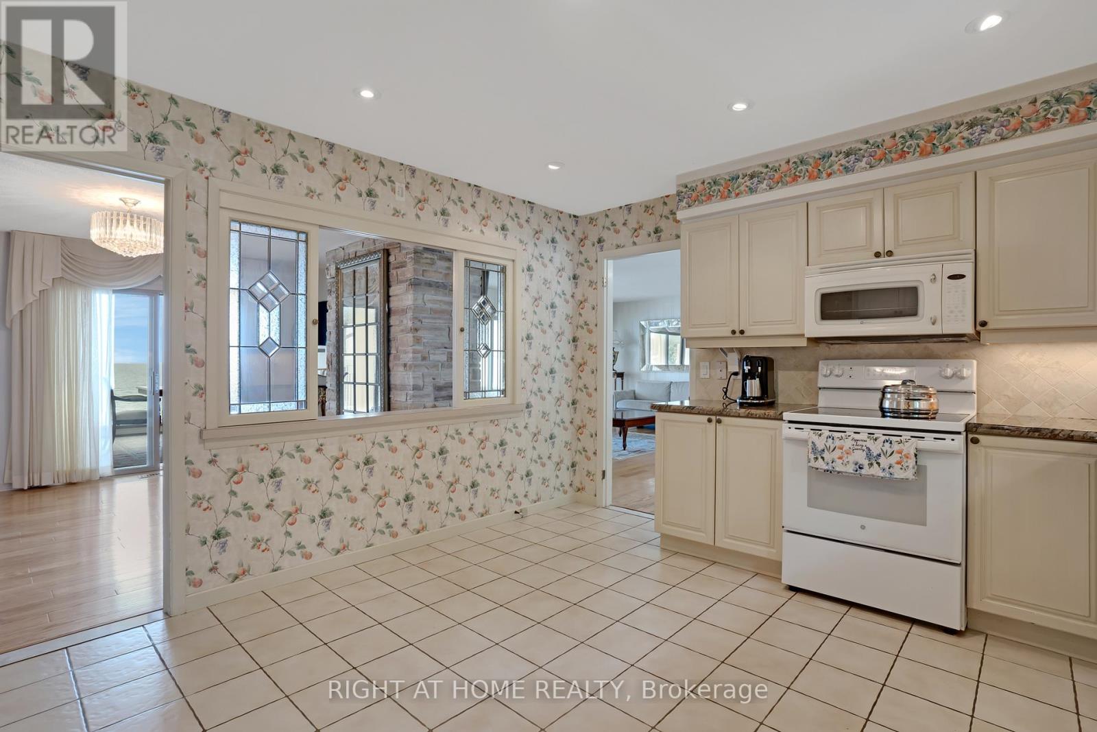 1360 Lakeshore Road W, Oakville, Ontario  L6L 1G2 - Photo 17 - W12457475