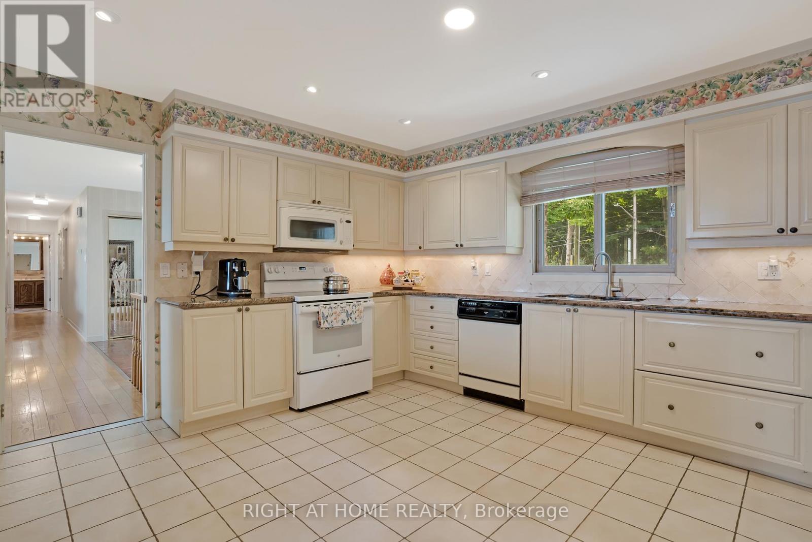 1360 Lakeshore Road W, Oakville, Ontario  L6L 1G2 - Photo 18 - W12457475