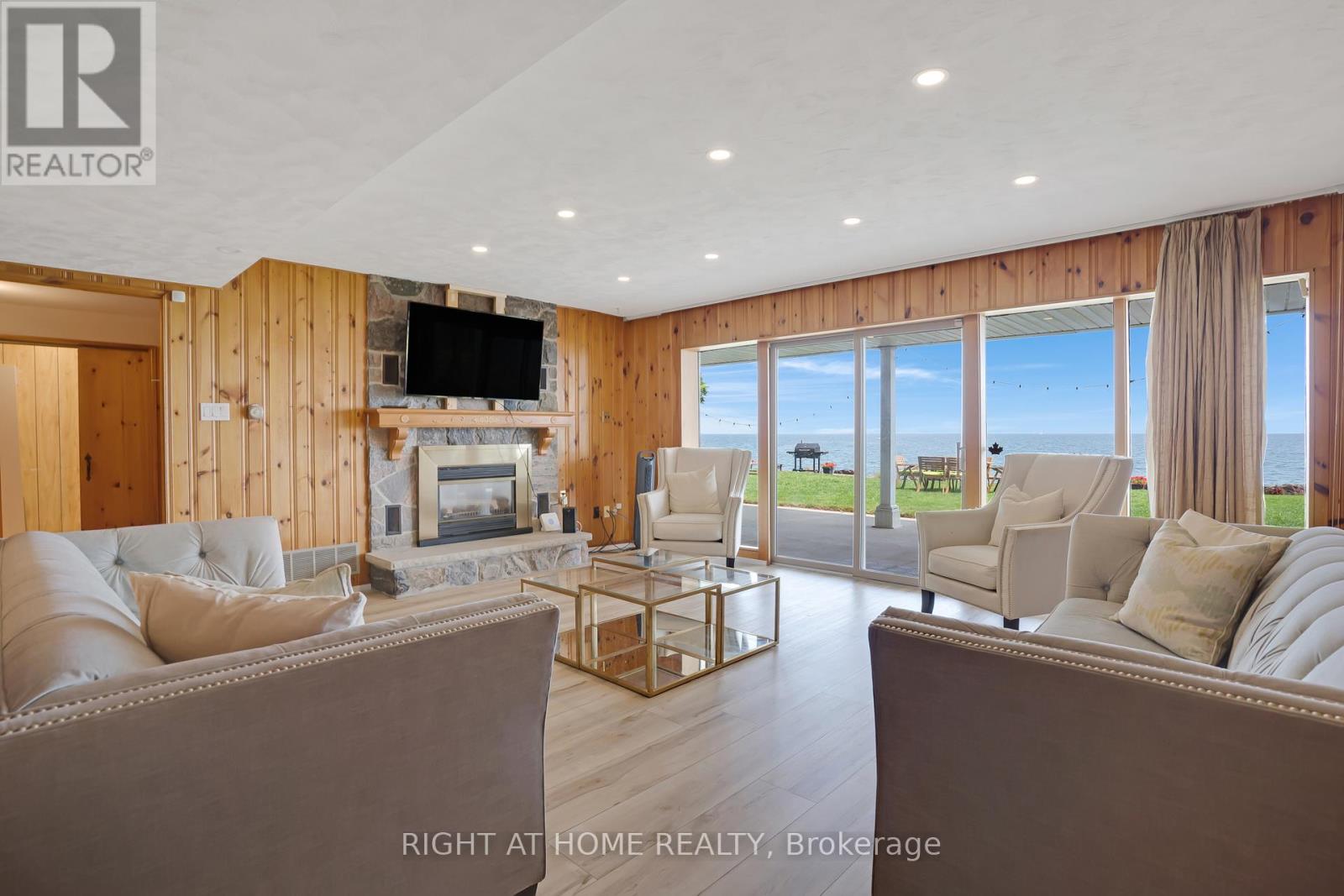 1360 Lakeshore Road W, Oakville, Ontario  L6L 1G2 - Photo 26 - W12457475