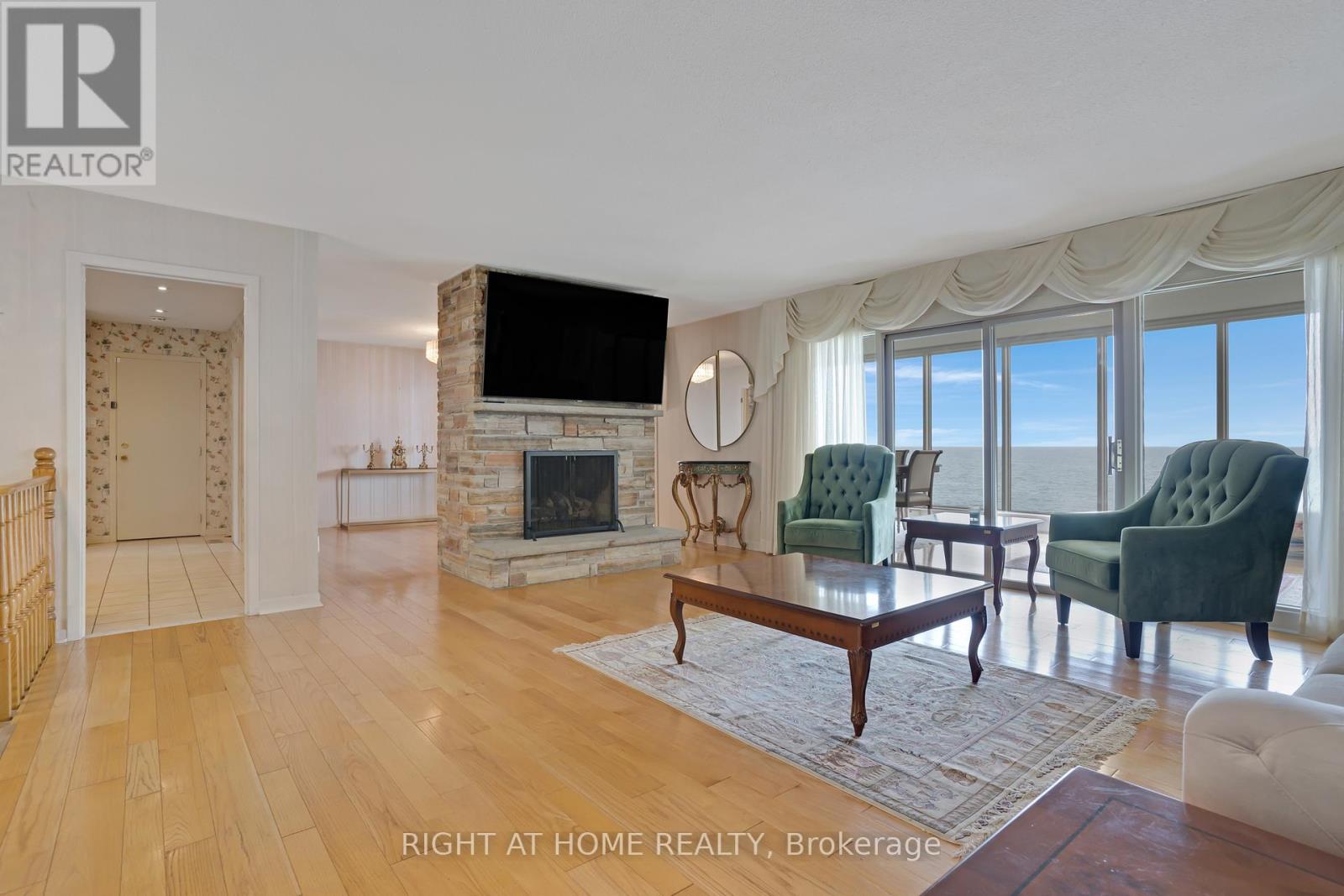 1360 Lakeshore Road W, Oakville, Ontario  L6L 1G2 - Photo 3 - W12457475