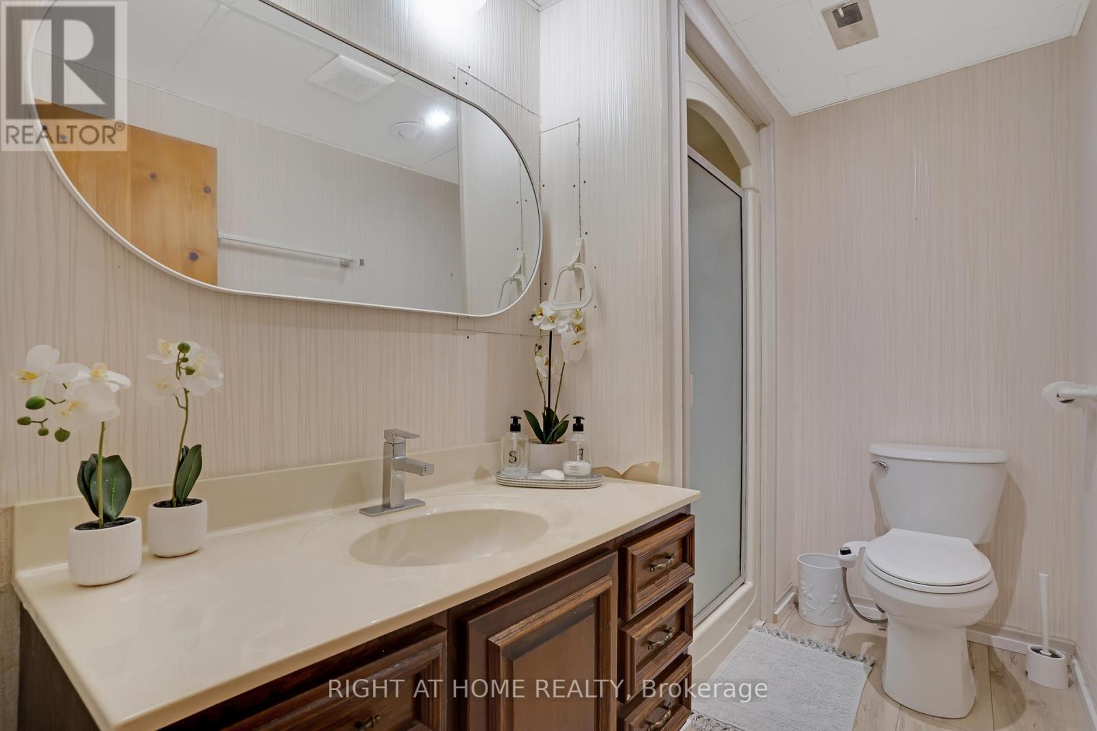 1360 Lakeshore Road W, Oakville, Ontario  L6L 1G2 - Photo 33 - W12457475