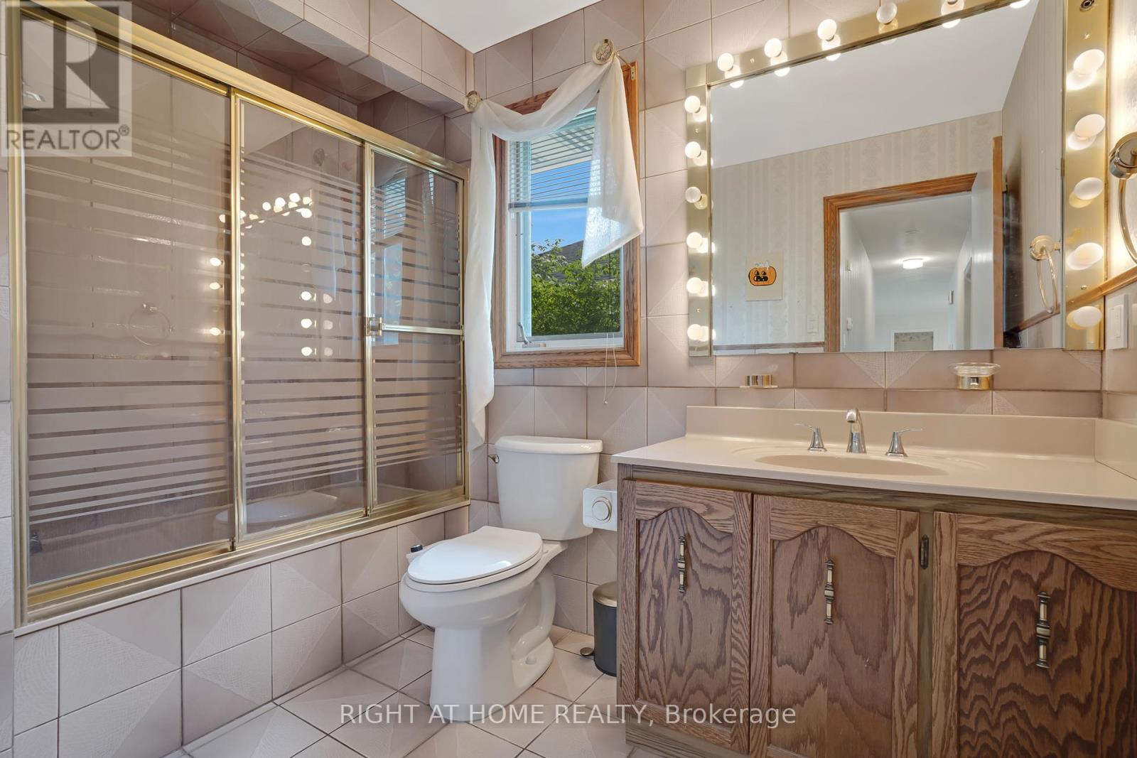 1360 Lakeshore Road W, Oakville, Ontario  L6L 1G2 - Photo 34 - W12457475