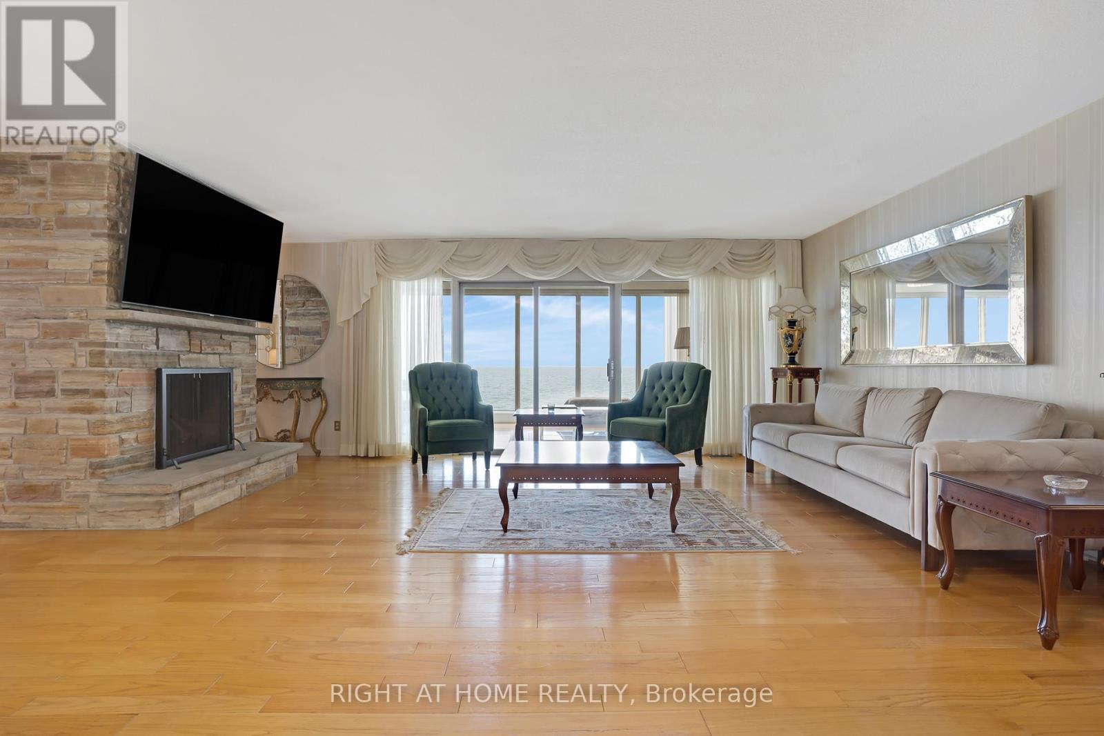 1360 Lakeshore Road W, Oakville, Ontario  L6L 1G2 - Photo 4 - W12457475