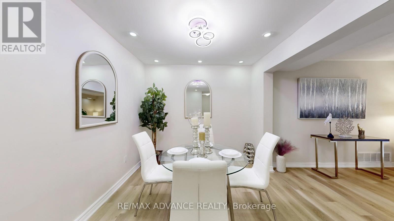 4 Frosty Meadoway Mews, Toronto, Ontario  M2H 2V6 - Photo 5 - C12672074