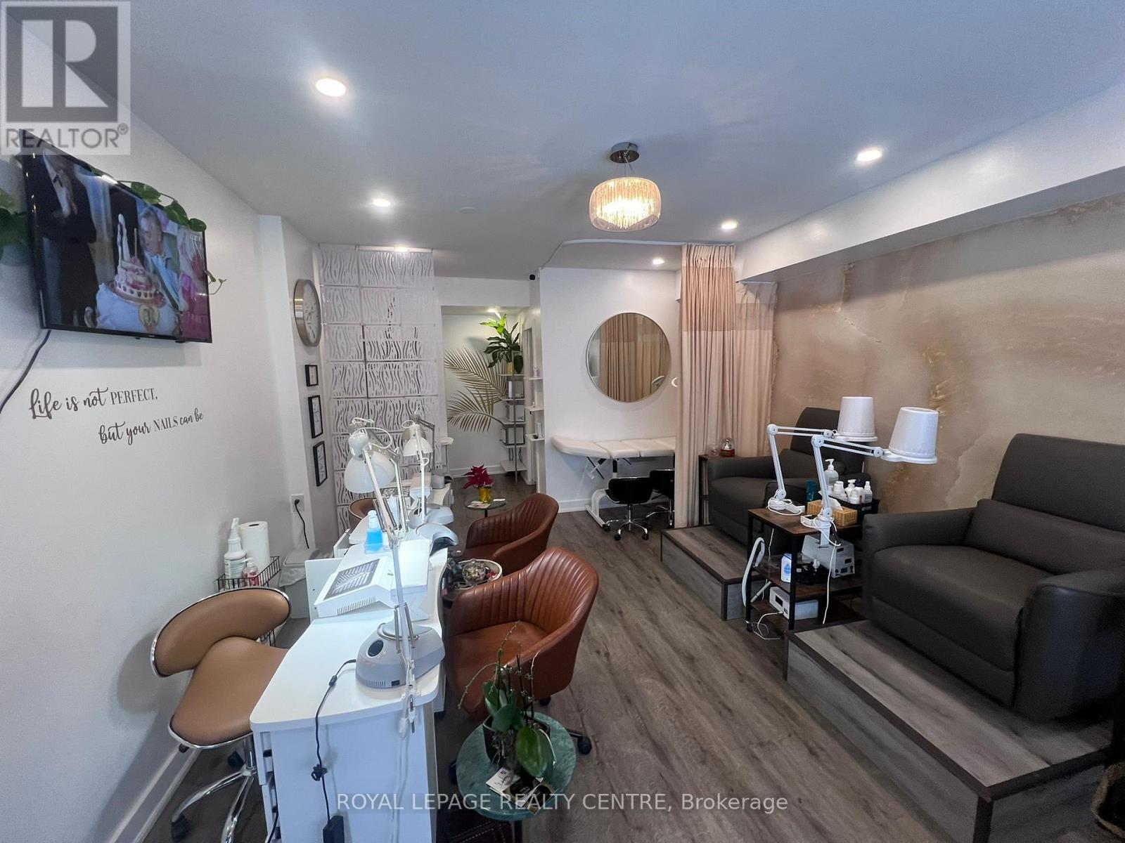 745 Lakeshore Road E, Mississauga, Ontario  L5E 1C6 - Photo 3 - W12724438