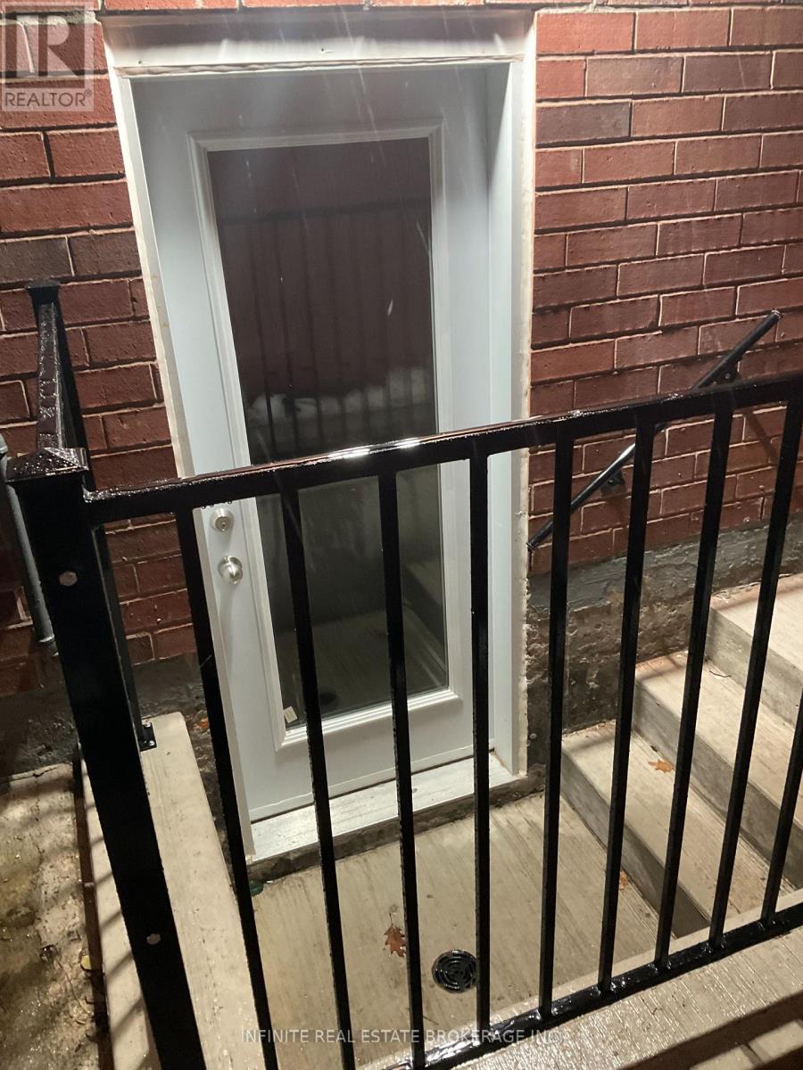 78 Starhill Crescent, Brampton, Ontario  L6R 2W1 - Photo 3 - W12724482