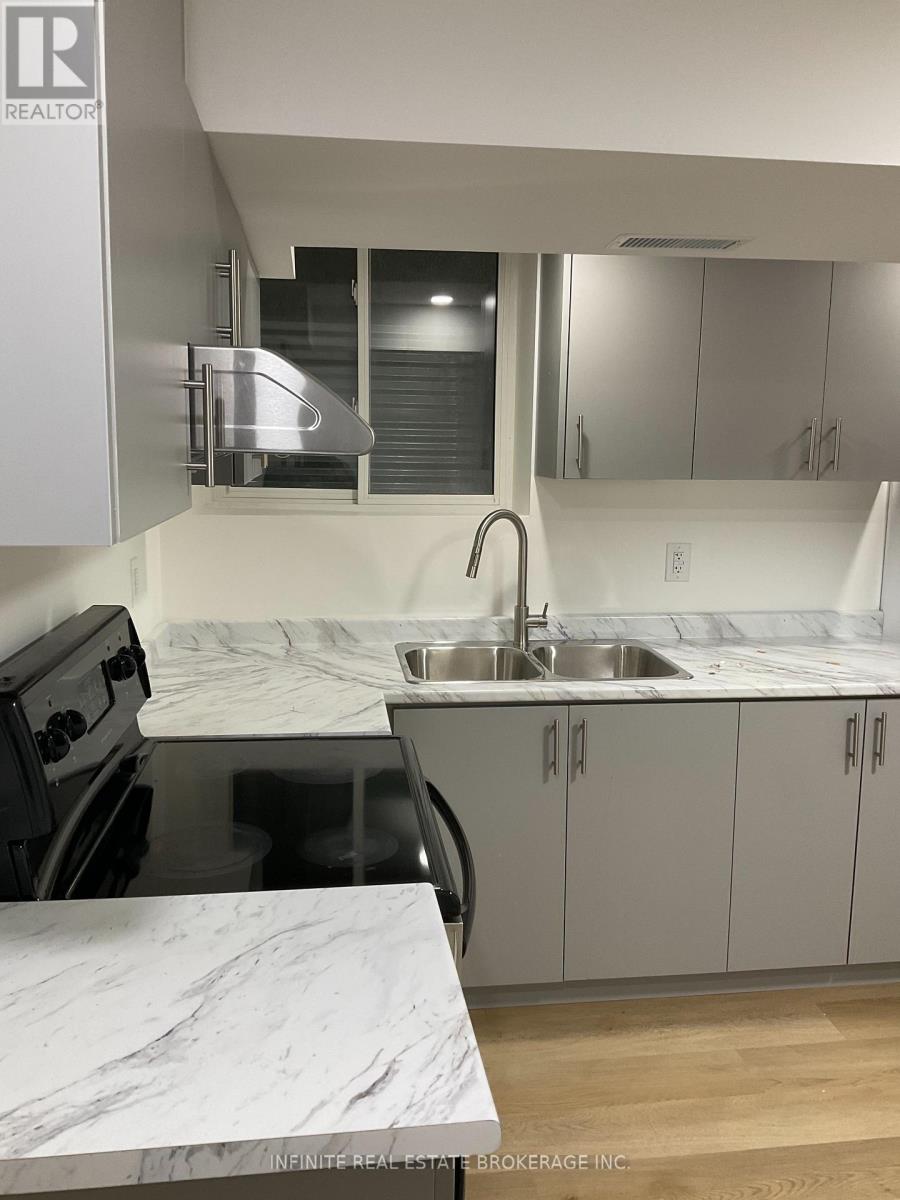 78 Starhill Crescent, Brampton, Ontario  L6R 2W1 - Photo 7 - W12724482