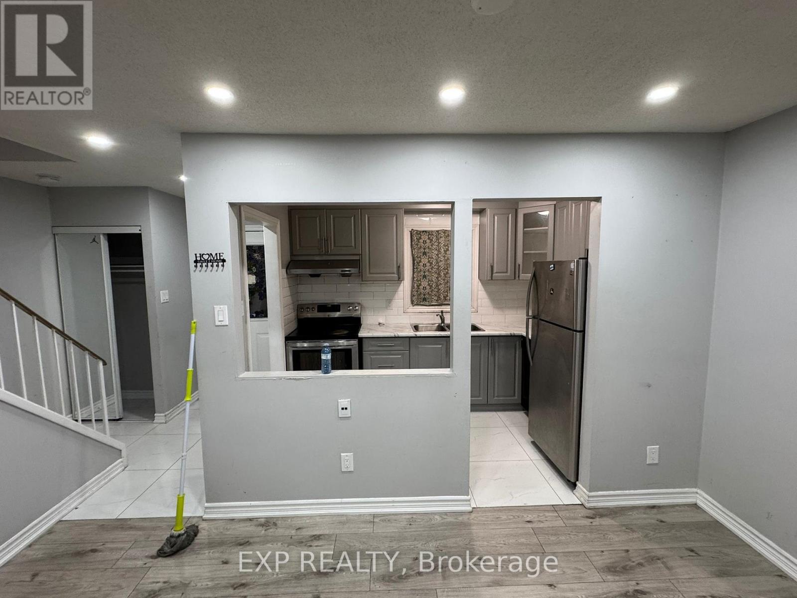 40 Gladstone Square, Brampton, Ontario  L6S 2H5 - Photo 2 - W12724544