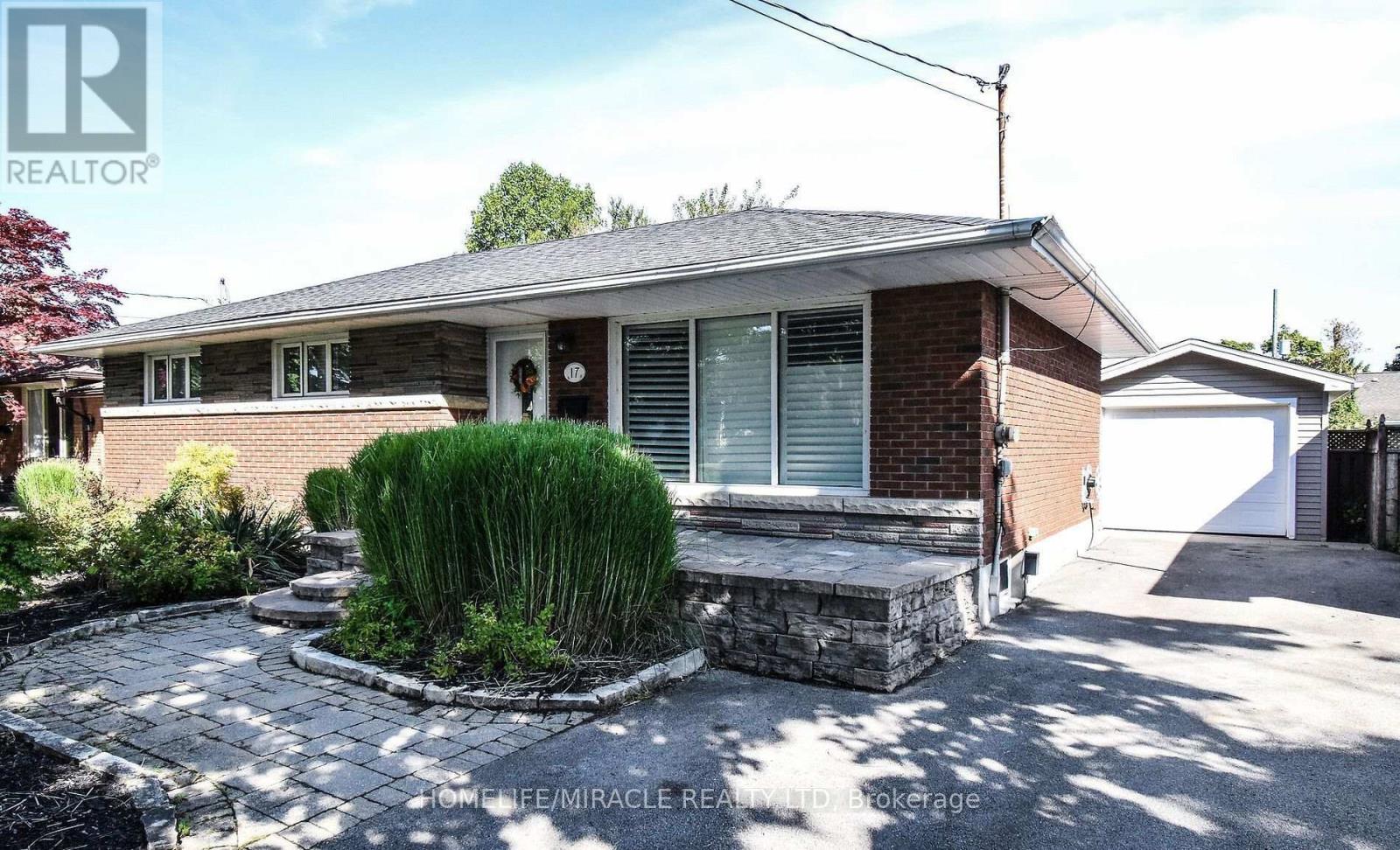 17 Grosvenor Street, St. Catharines, Ontario  L2M 3E1 - Photo 2 - X12724556