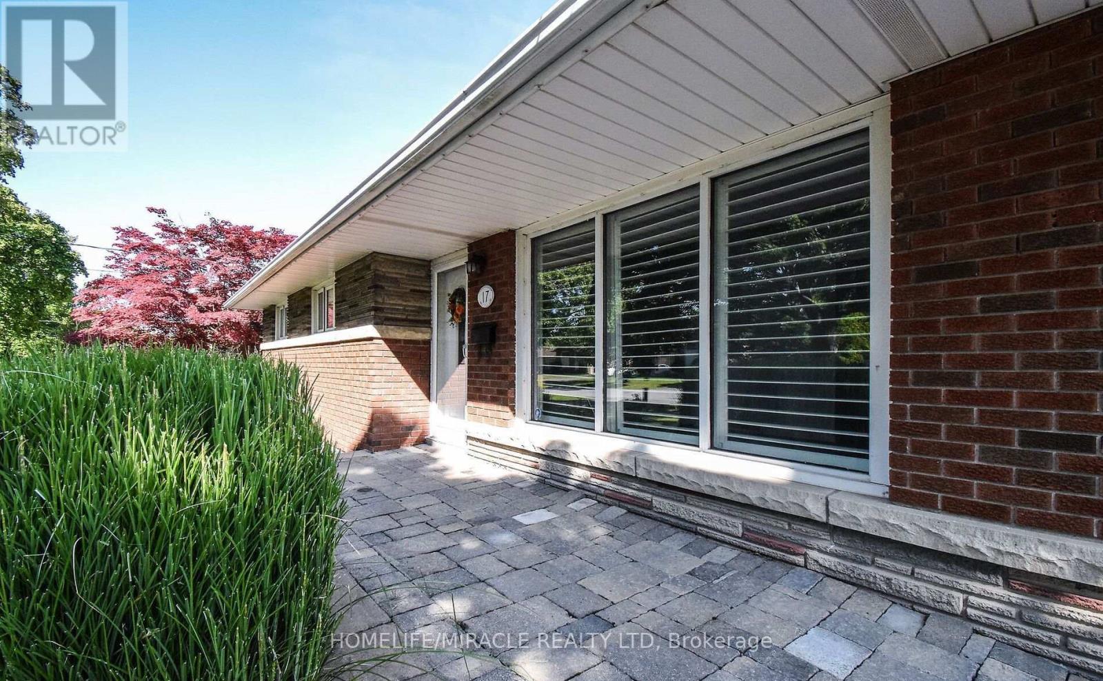 17 Grosvenor Street, St. Catharines, Ontario  L2M 3E1 - Photo 3 - X12724556